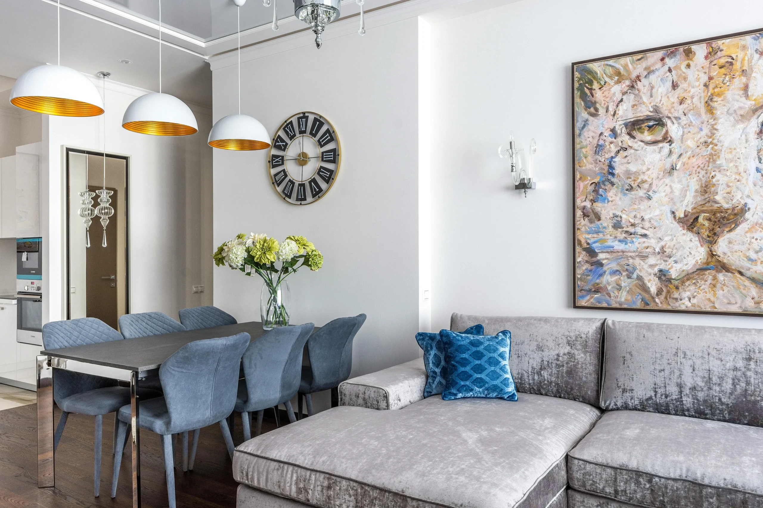 Salón con Sofá de Terciopelo y Acabados Dorados