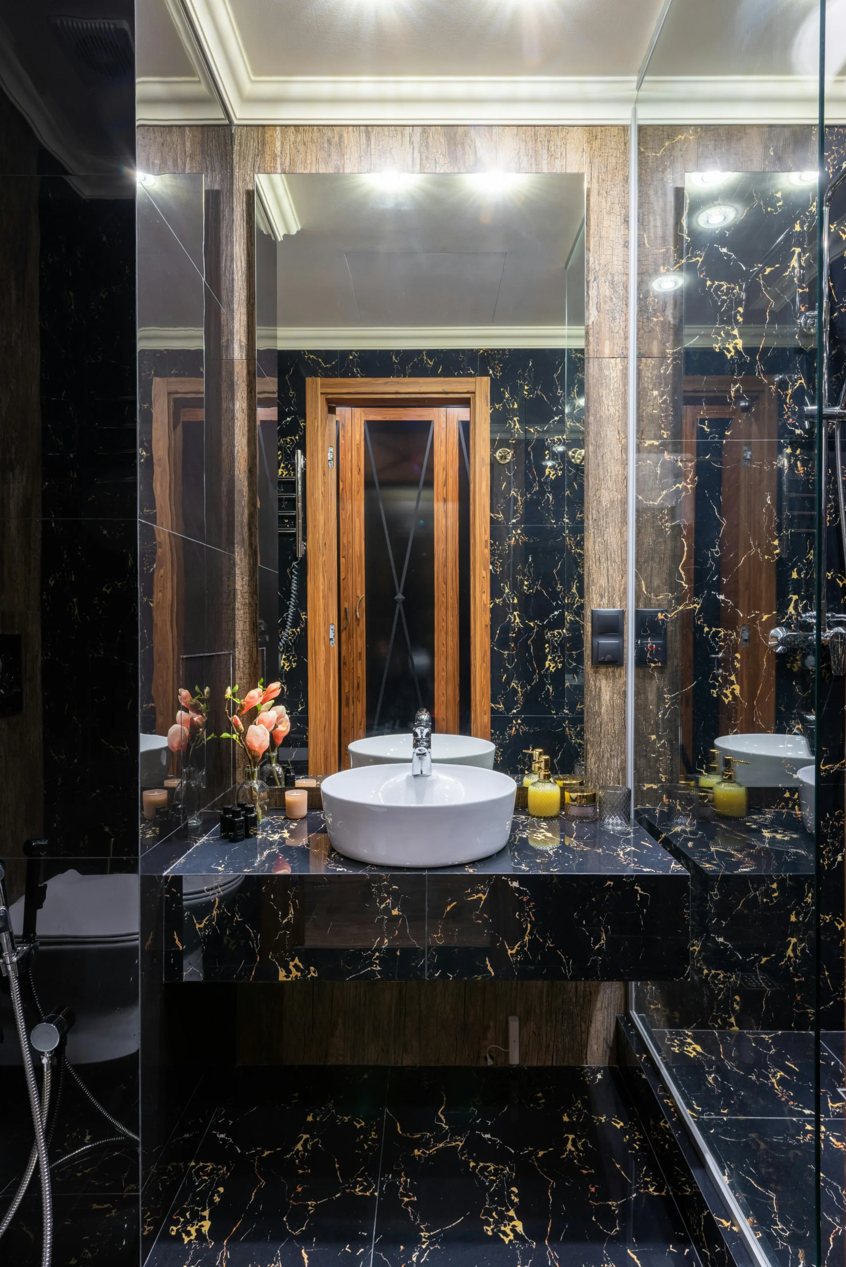 Lavabo Escultural sobre Encimera de Mármol Negro