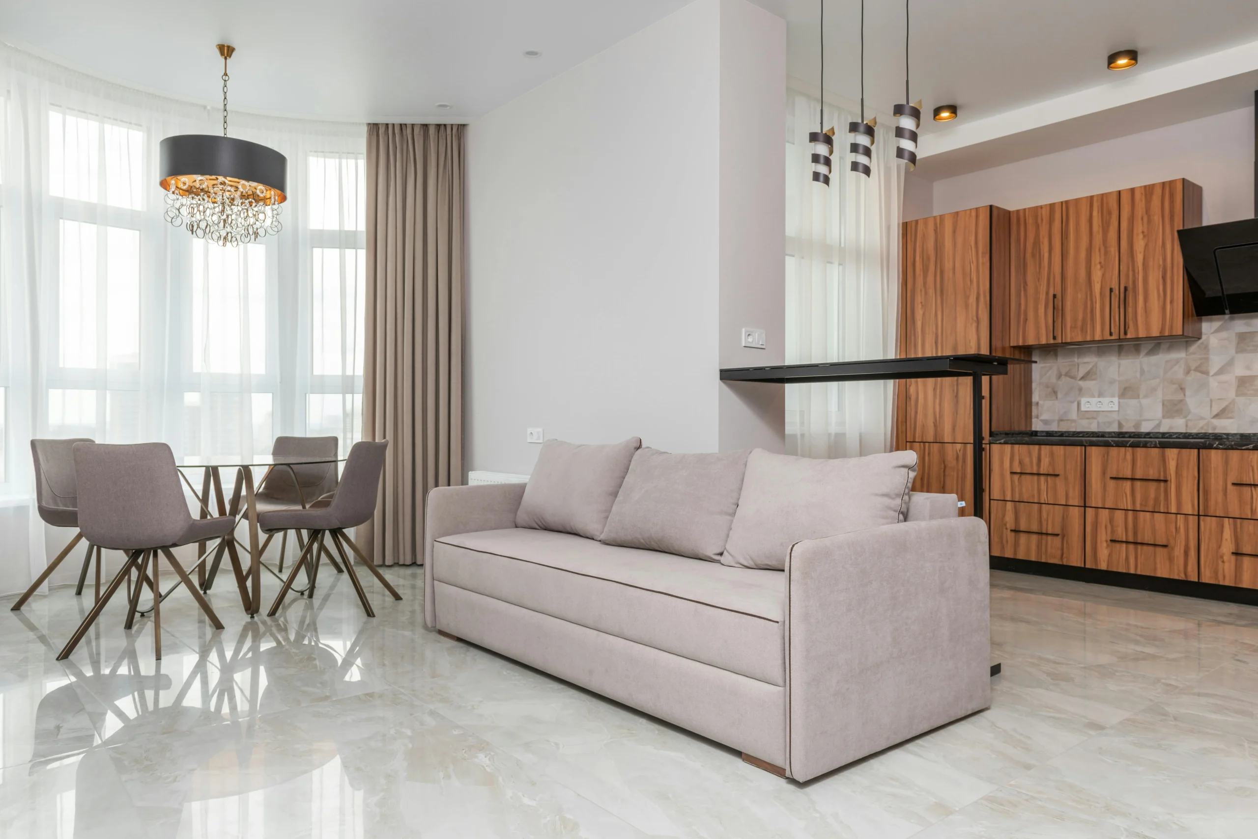 Salón Comedor con Cocina Integrada y Cortinas Neutras