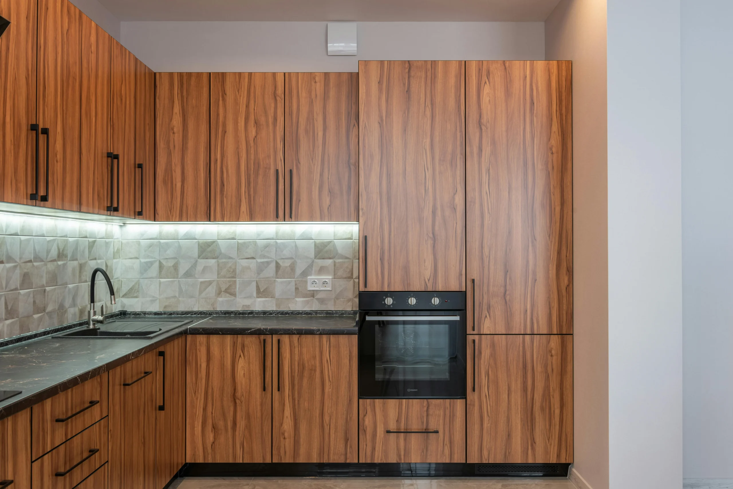 Cocina Moderna en Madera con Encimeras de Mármol Oscuro
