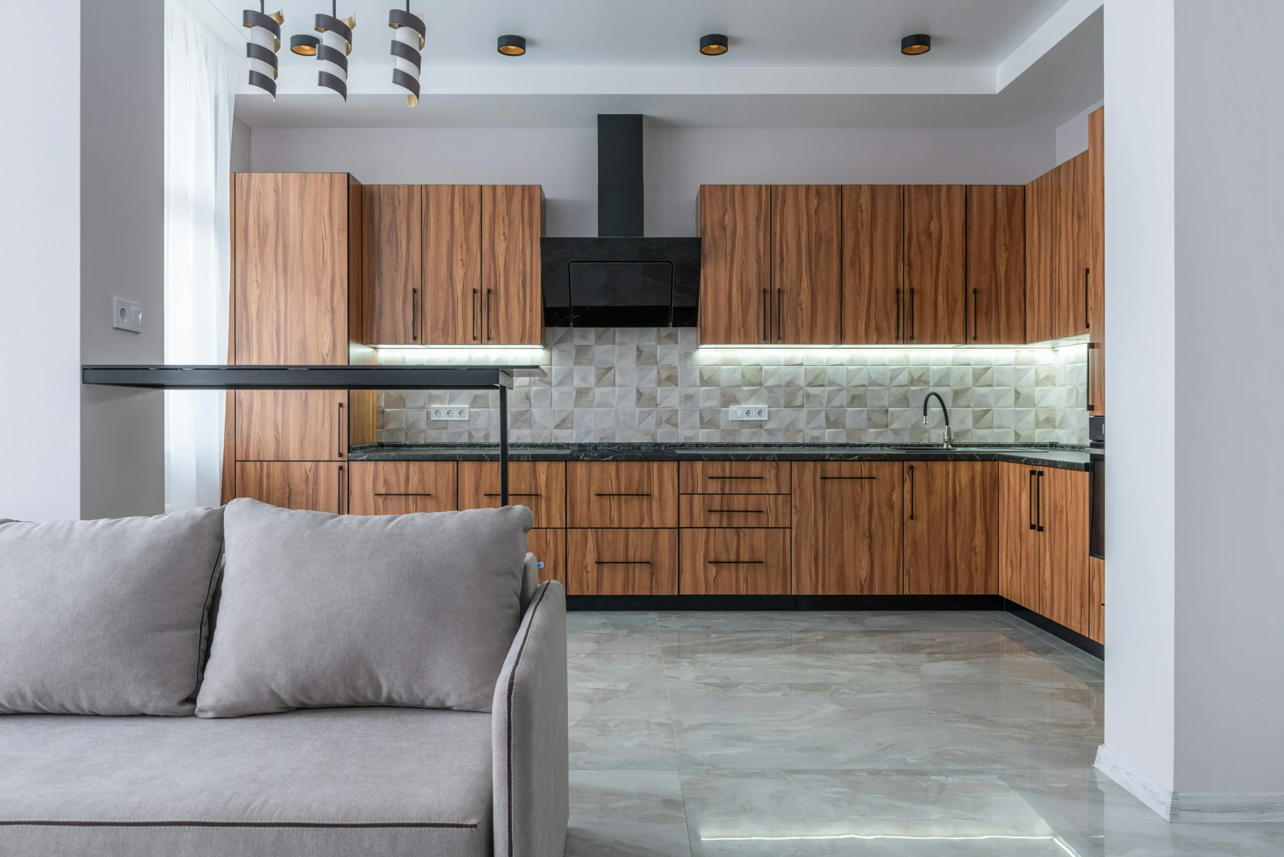 Salón-Cocina Moderna en Madera con Encimeras de Mármol Oscuro