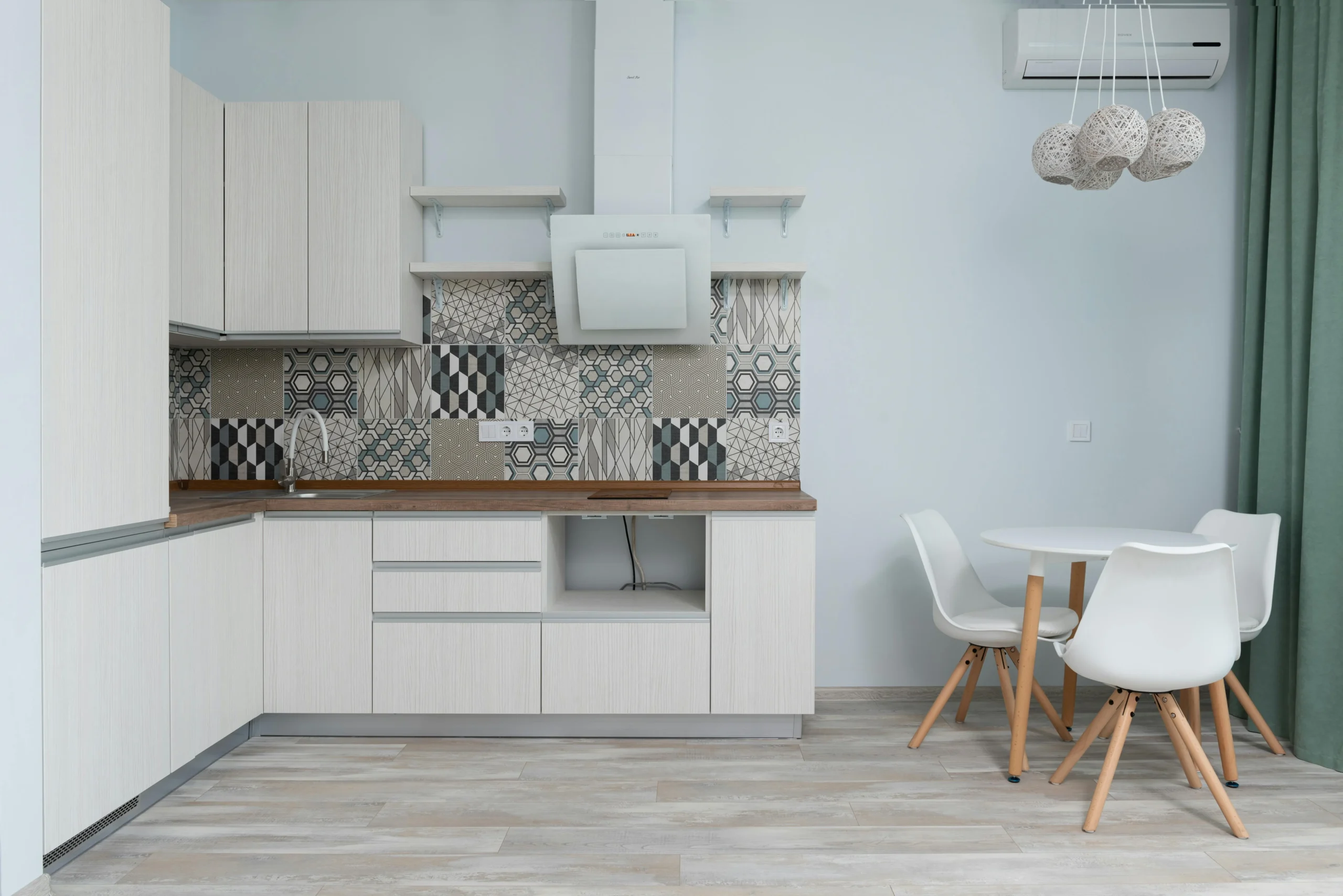 Cocina Escandinava con Azulejos Gráficos y Mobiliario Blanco