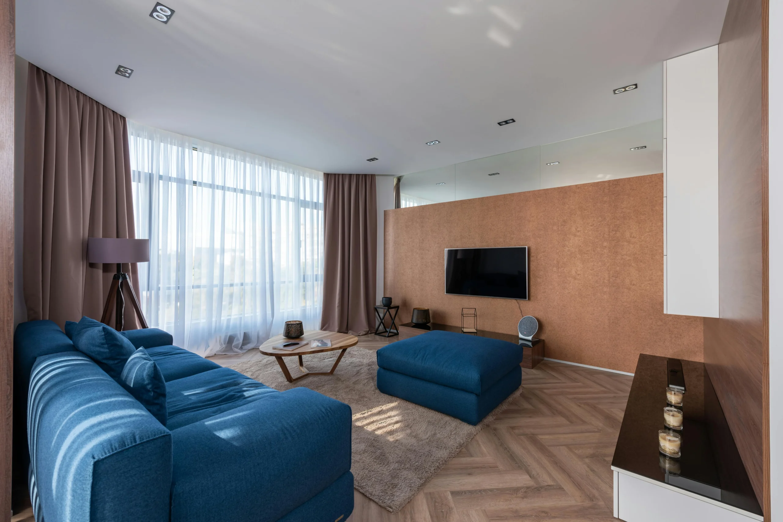 Salón Contemporáneo con Sofá Azul y Pared de Corcho
