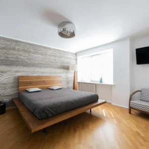 Dikigai LookBook_IMG141 Dormitorio Minimalista con Pared de Piedra Natural y Madera