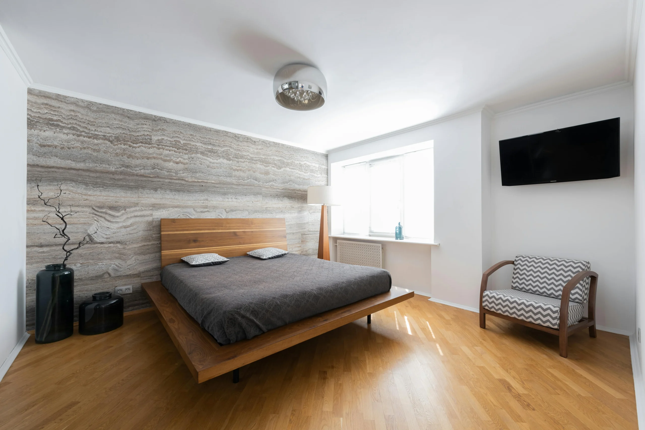 Dormitorio Minimalista con Pared de Piedra Natural y Madera