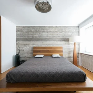 Dikigai LookBook_IMG142 Dormitorio con Pared de Piedra y Detalles en Madera Maciza