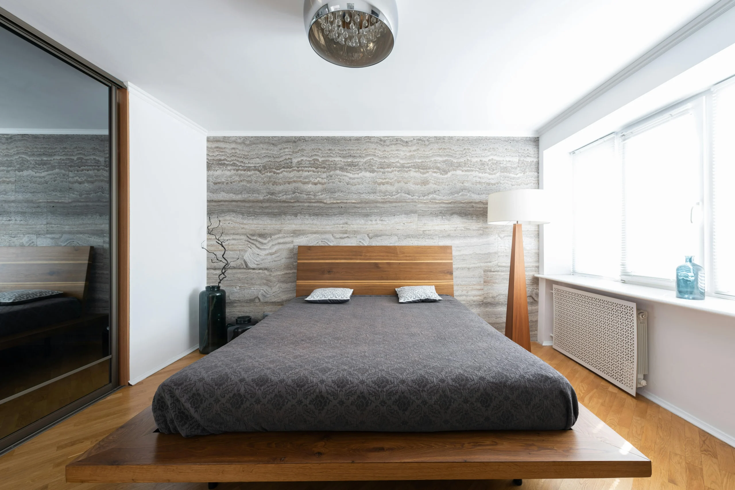 Dikigai LookBook_IMG142 Dormitorio con Pared de Piedra y Detalles en Madera Maciza