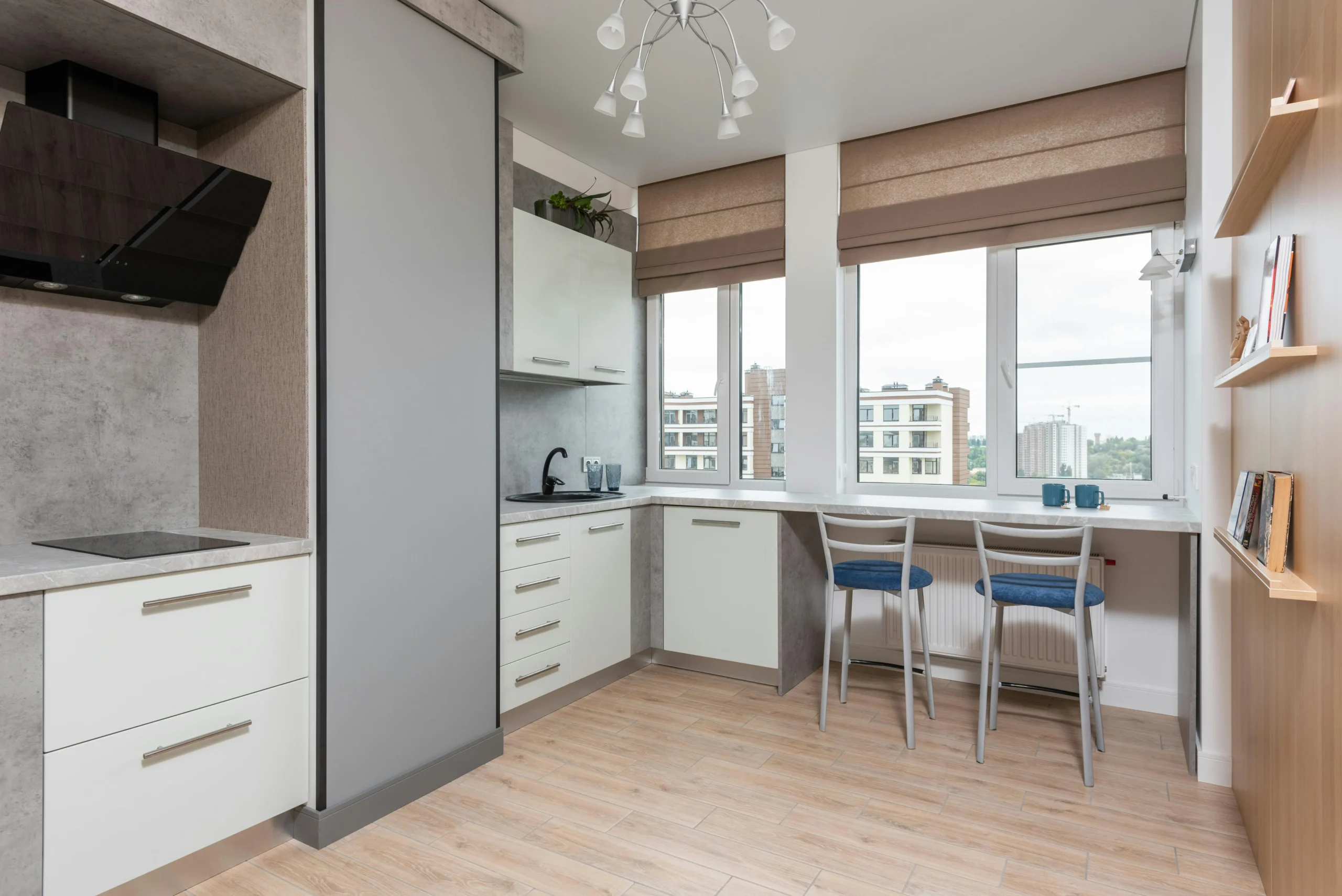 Cocina Moderna con Barra de Desayuno y Vistas Panorámicas
