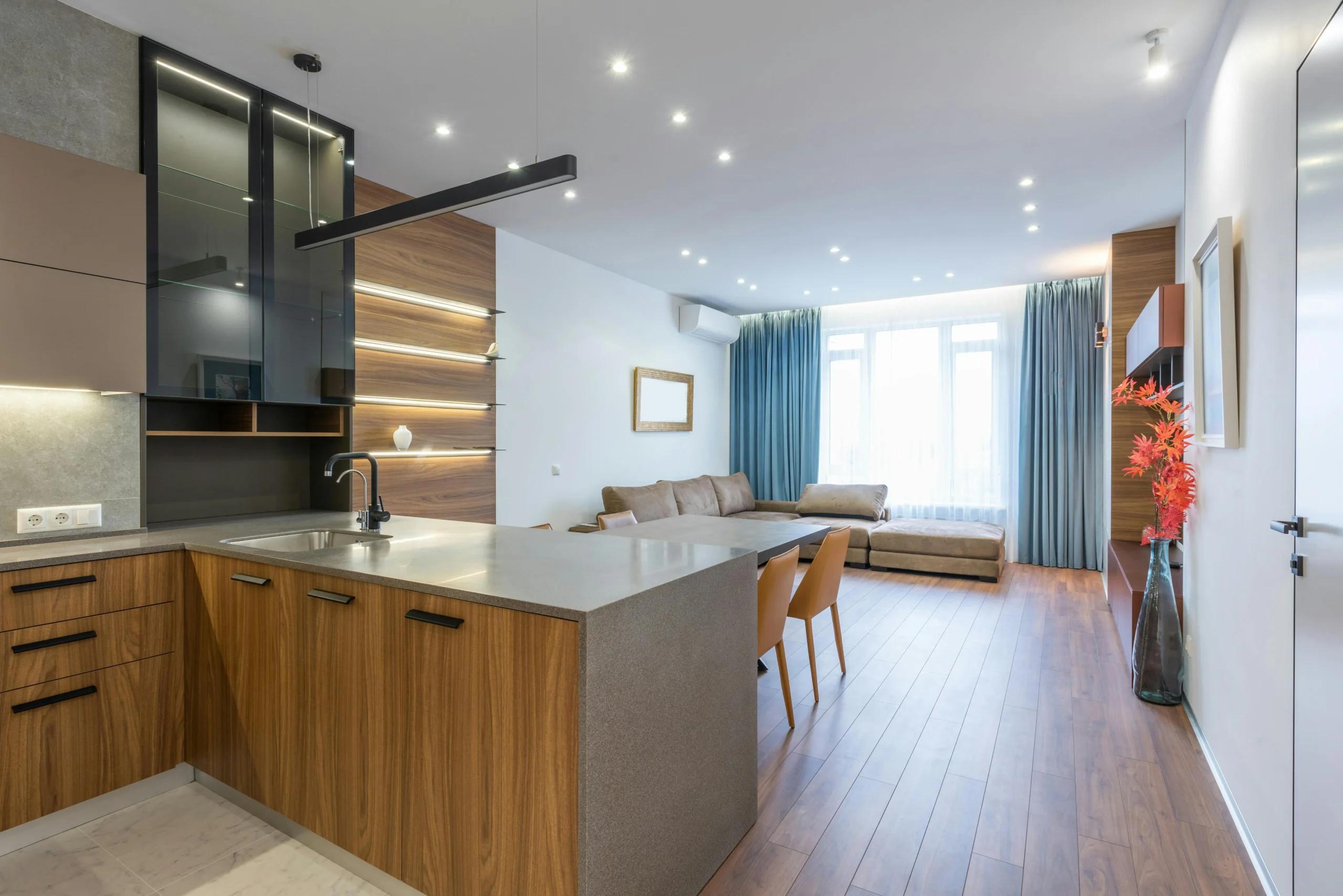 Cocina Abierta con Madera y Sala Integrada en Estilo Contemporáneo