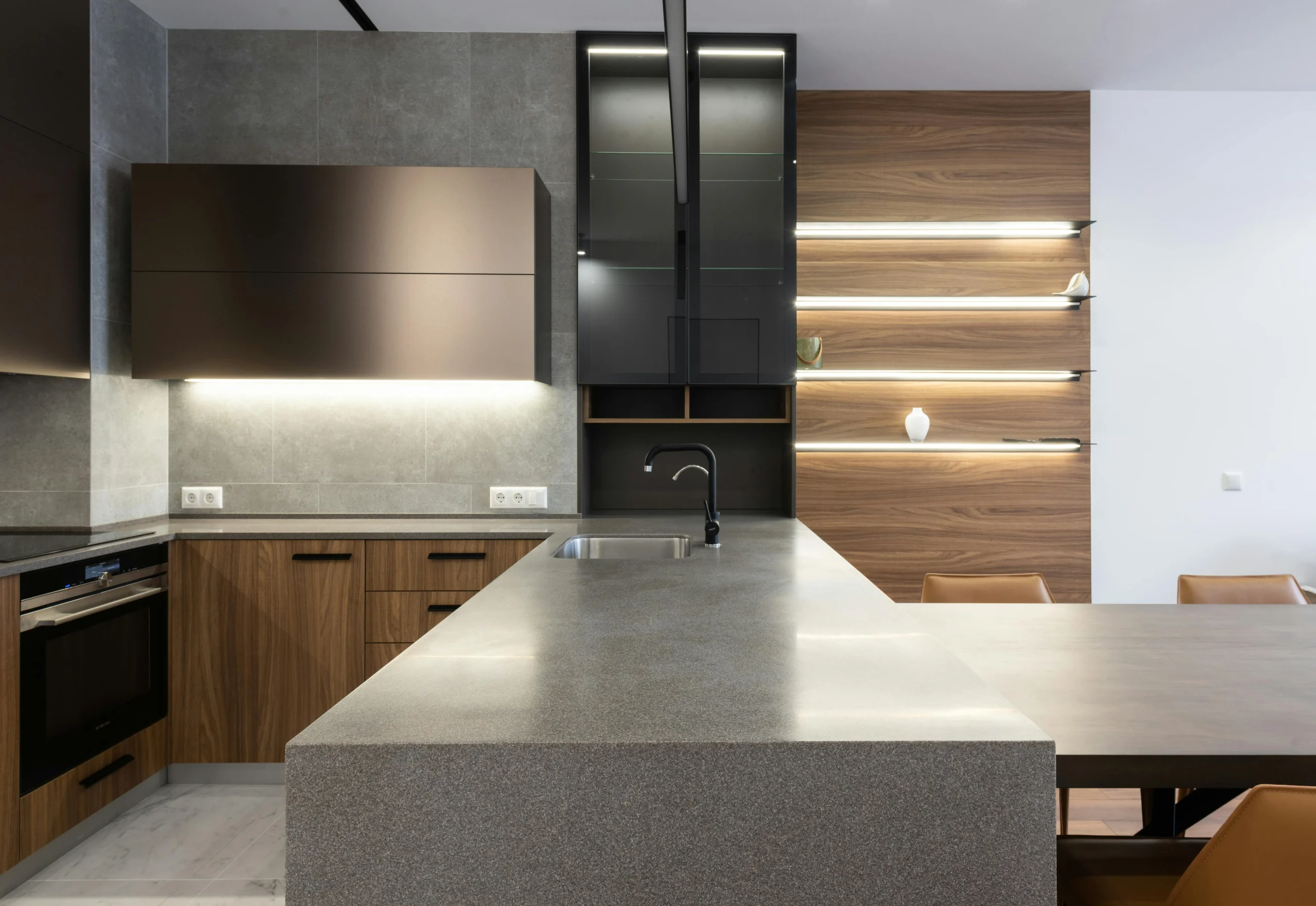 Cocina Contemporánea con Acabados en Madera y Detalles Negros