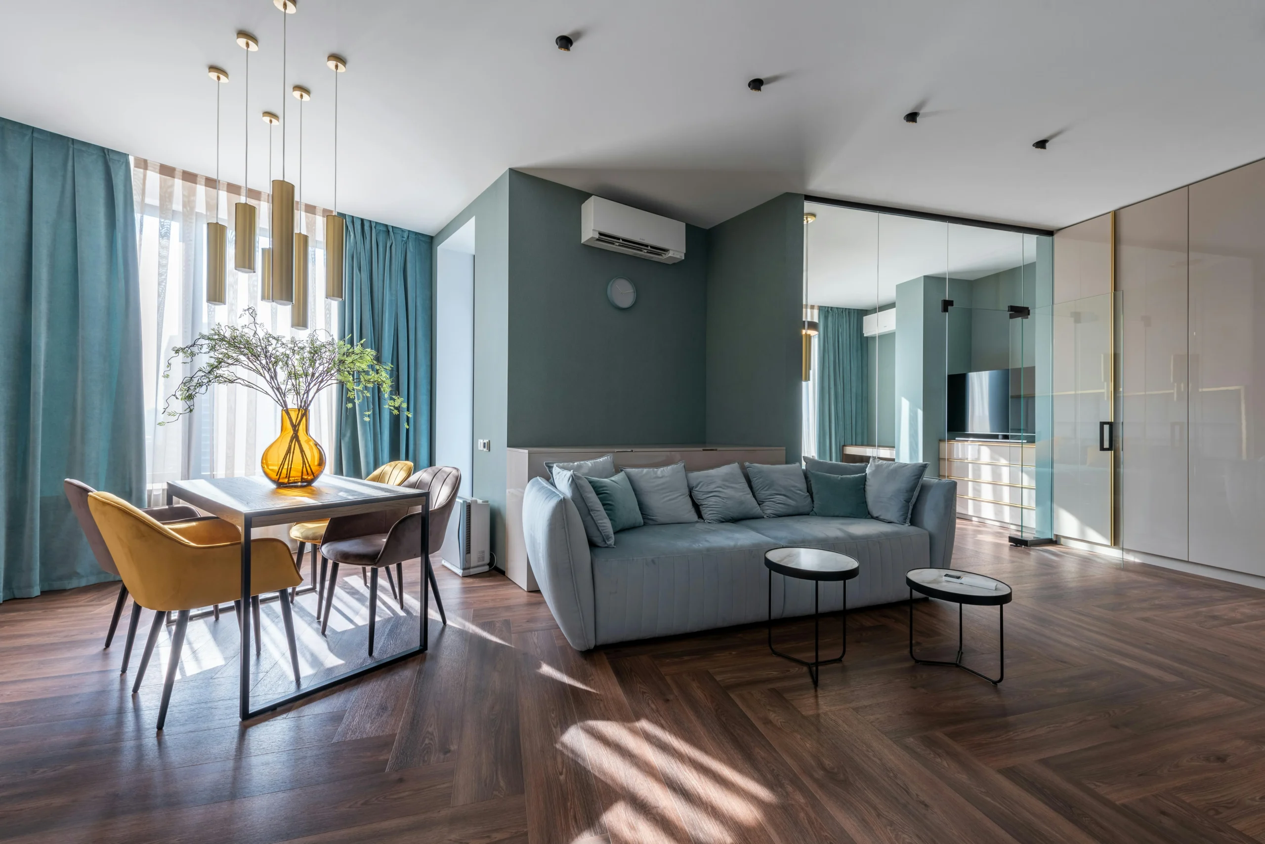 Salón en Tonos Azules y Madera con Estilo Contemporáneo