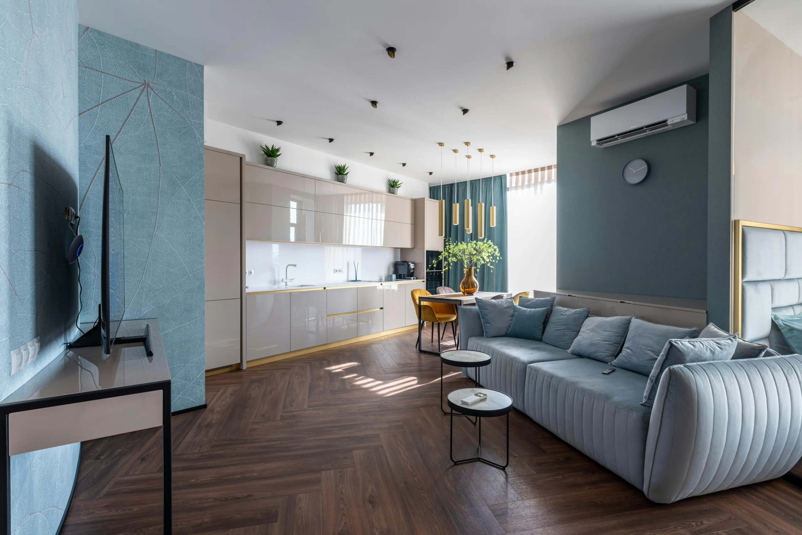 Salón-Cocina Minimalista en Azul y Madera Oscura