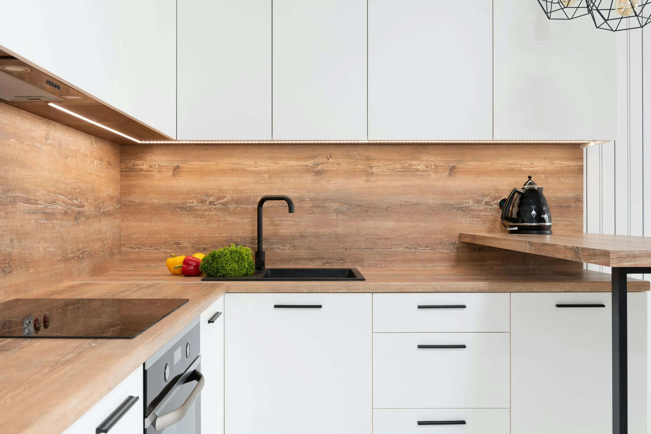 Cocina Minimalista en Blanco y Madera Clara con Detalles Negros