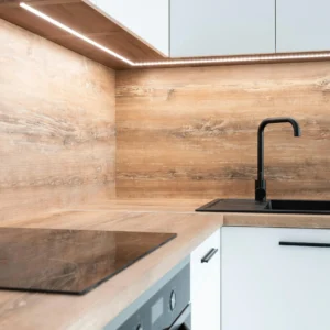 Cocina Escandinava con Madera Clara y Grifería Negra