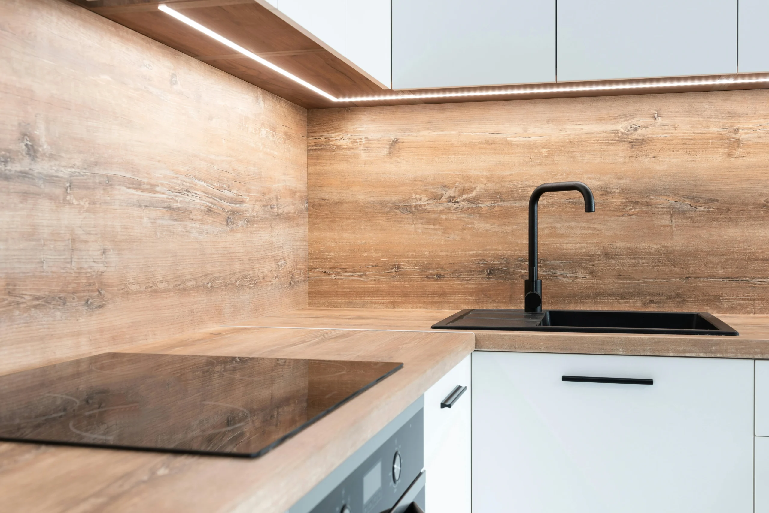 Cocina Escandinava con Madera Clara y Grifería Negra