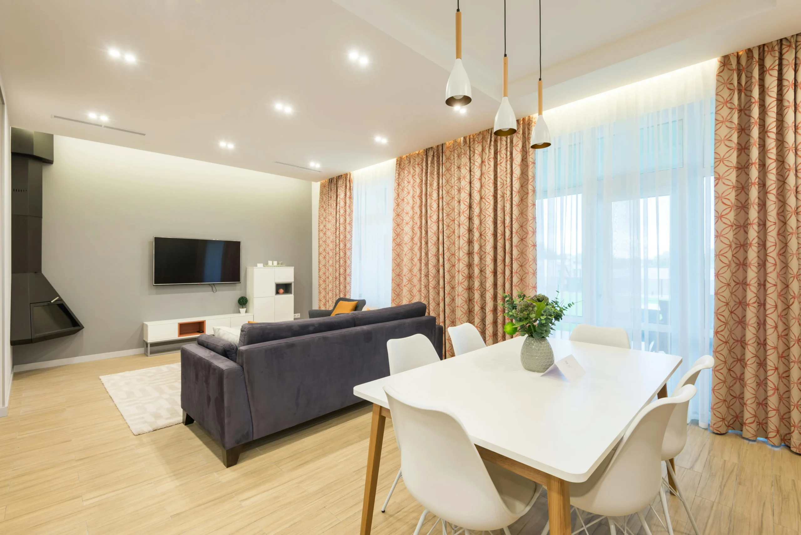 Salón-Comedor Luminoso con Cortinas Estampadas