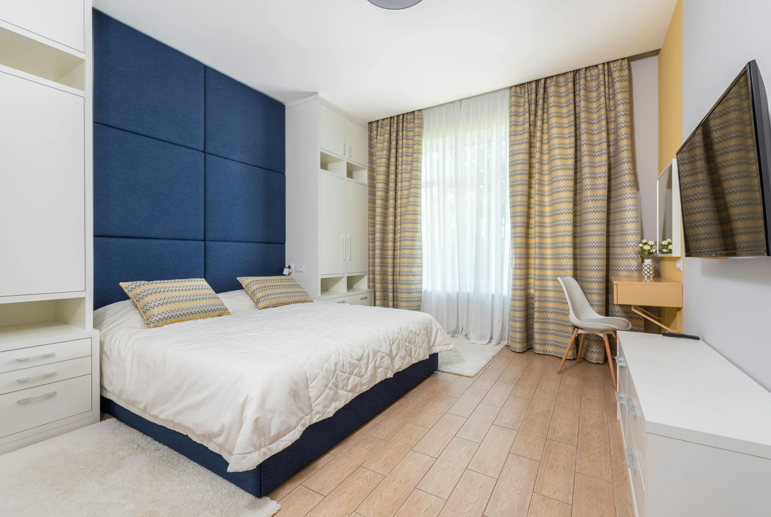 Dormitorio Contemporáneo en Azul y Mostaza