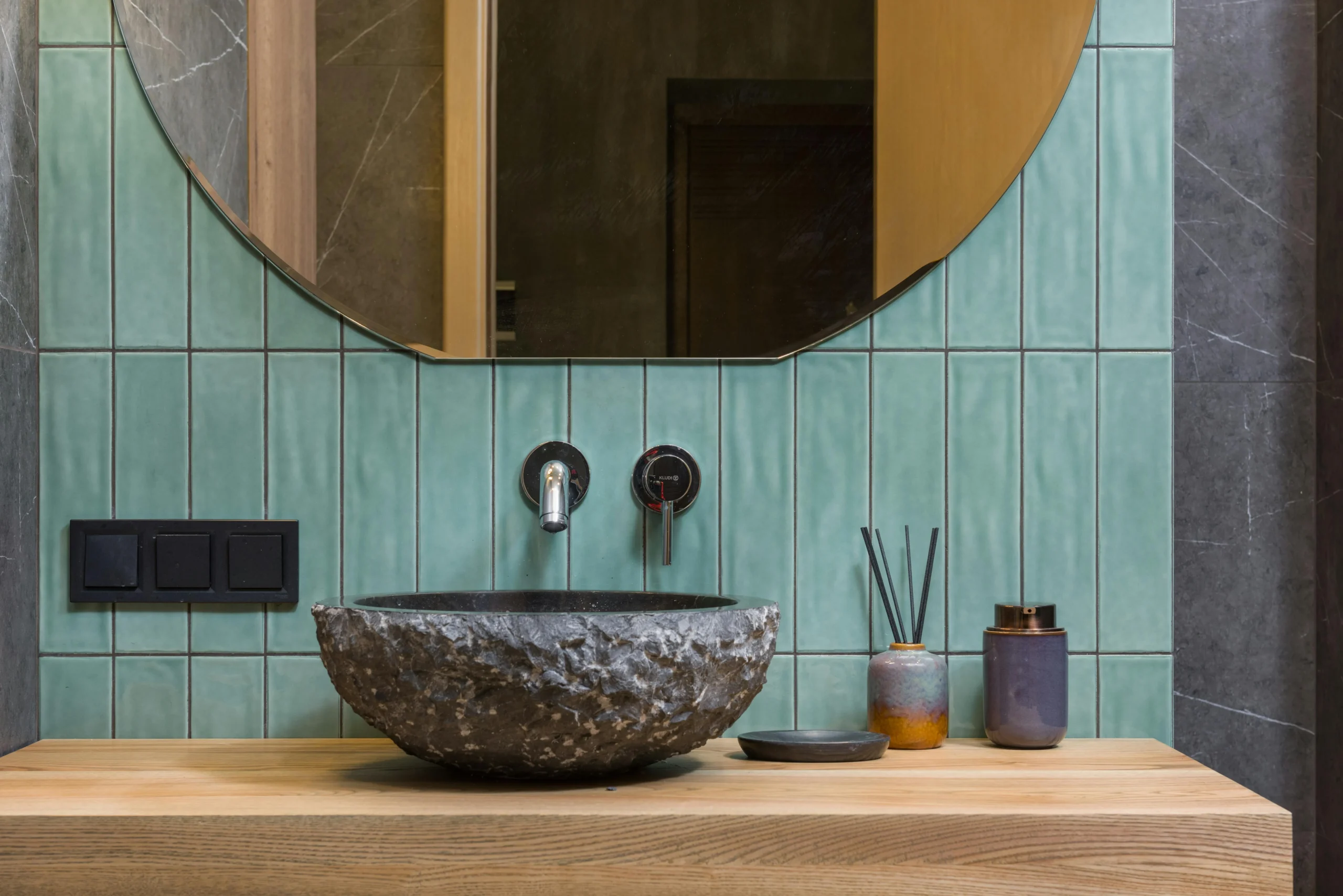 Tendencias para Diseñar Baños en 2026 Baño con Lavabo de Piedra y Azulejos Verdes Verticales