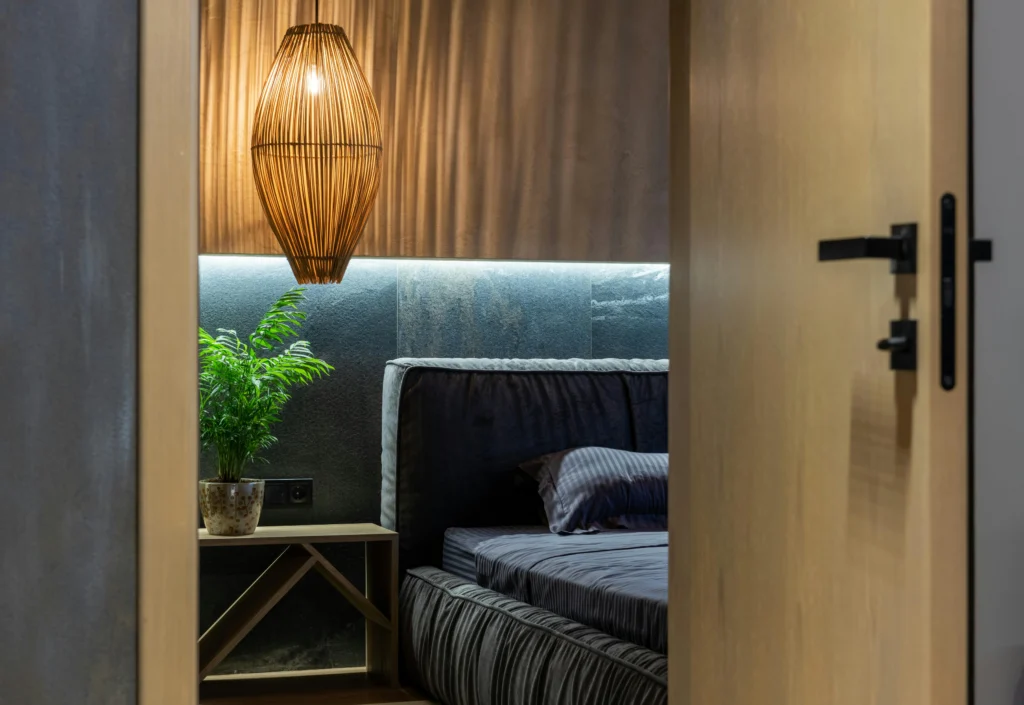 Dormitorio Contemporáneo con Lámpara de Ratán y Textiles en Gris Oscuro