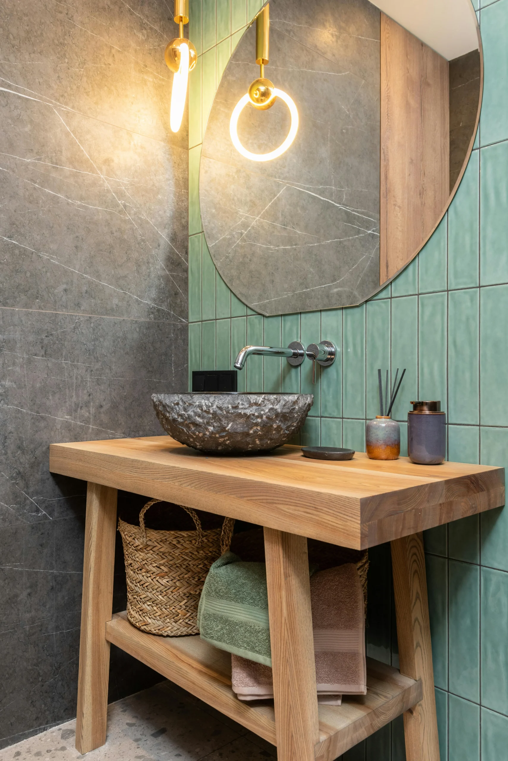 Baño Moderno con Lavabo de Piedra y Azulejos Verdes