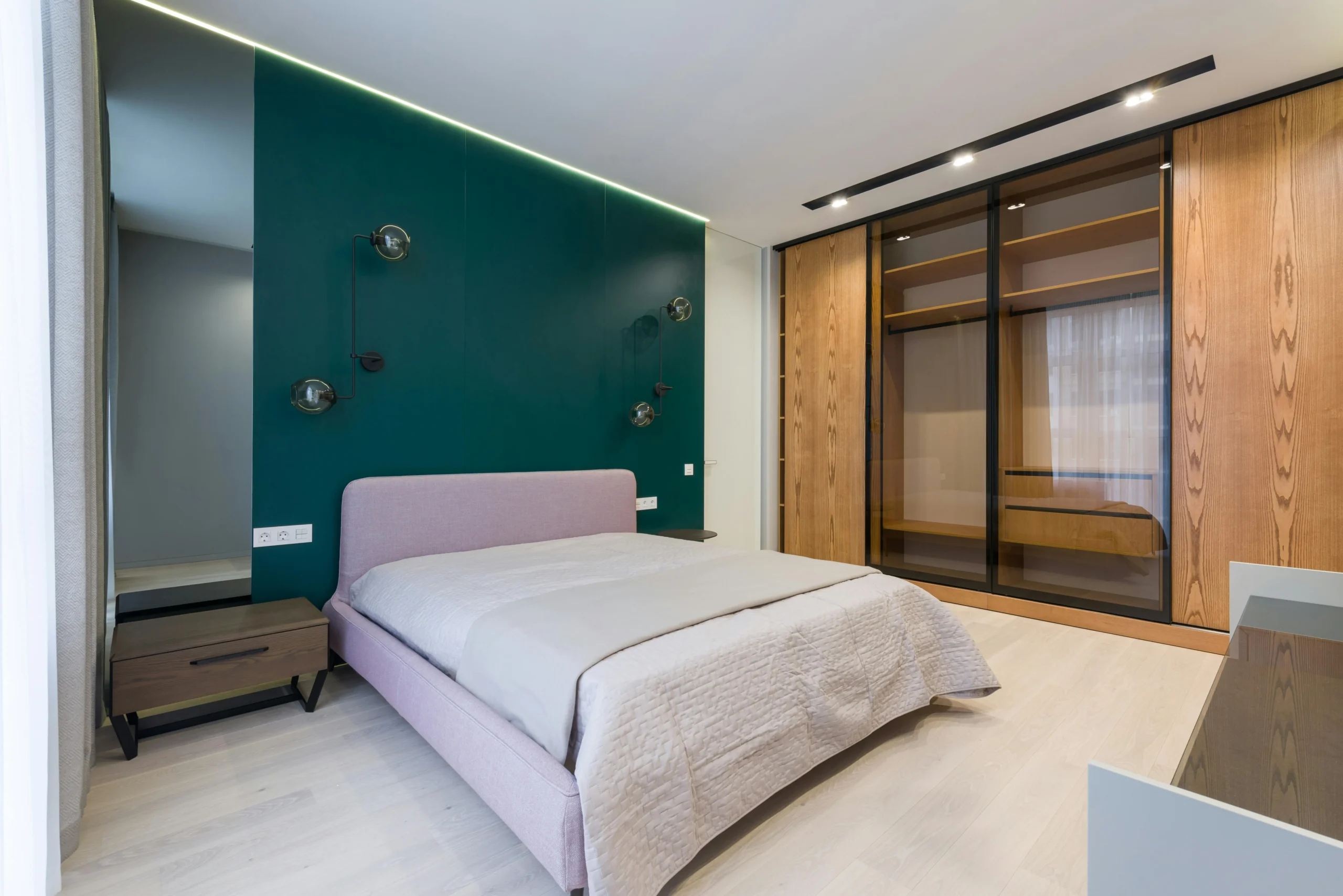 Dikigai LookBook_IMG172 Dormitorio Moderno con Pared Verde y Armario de Madera