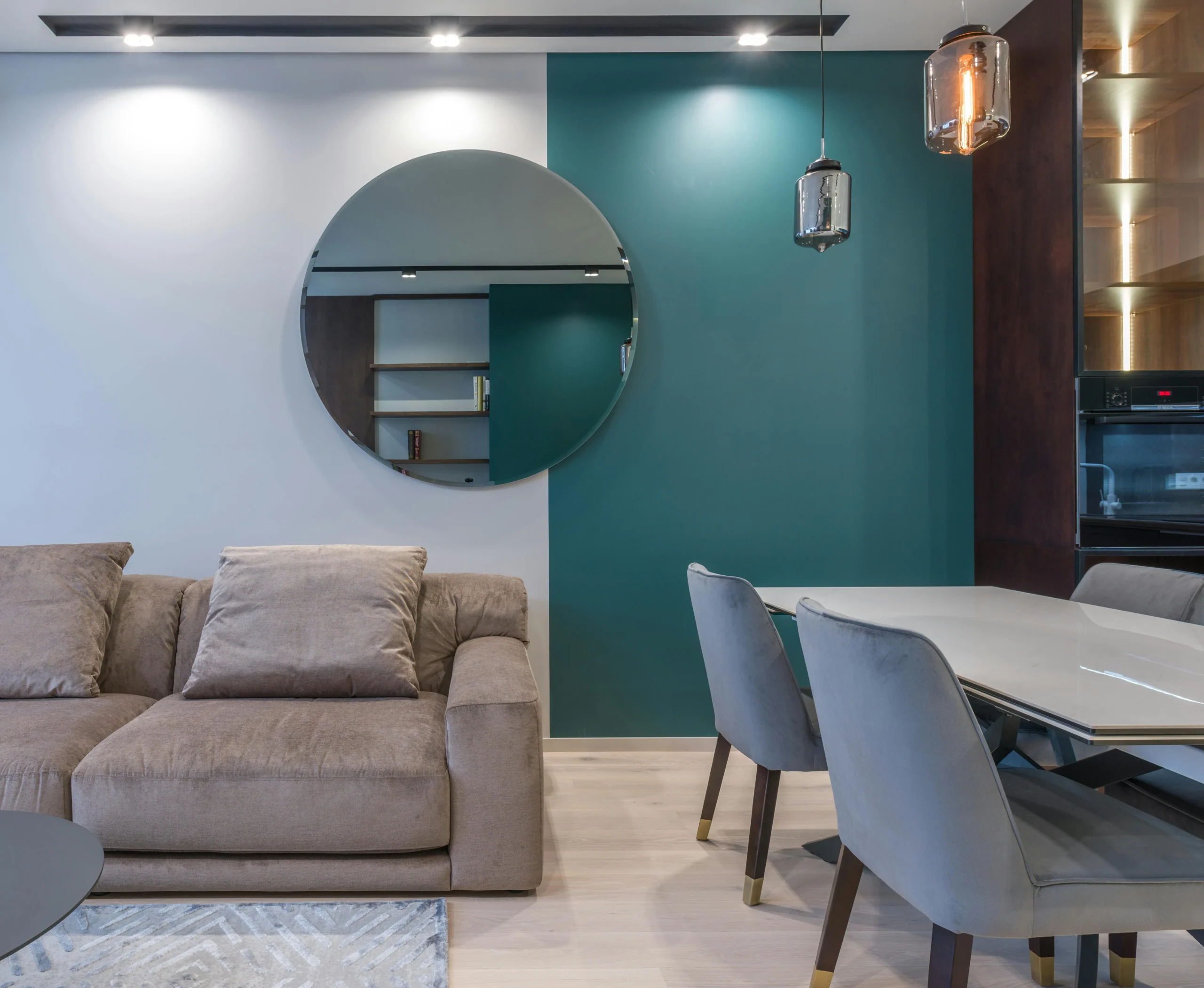 Salón-Comedor Moderno en Gris y Verde Esmeralda