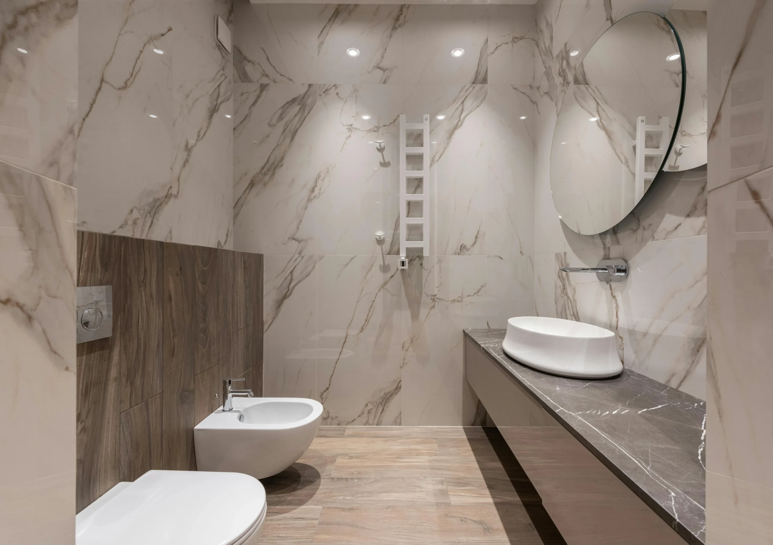Baño de Lujo en Mármol Beige con Encimera de Granito