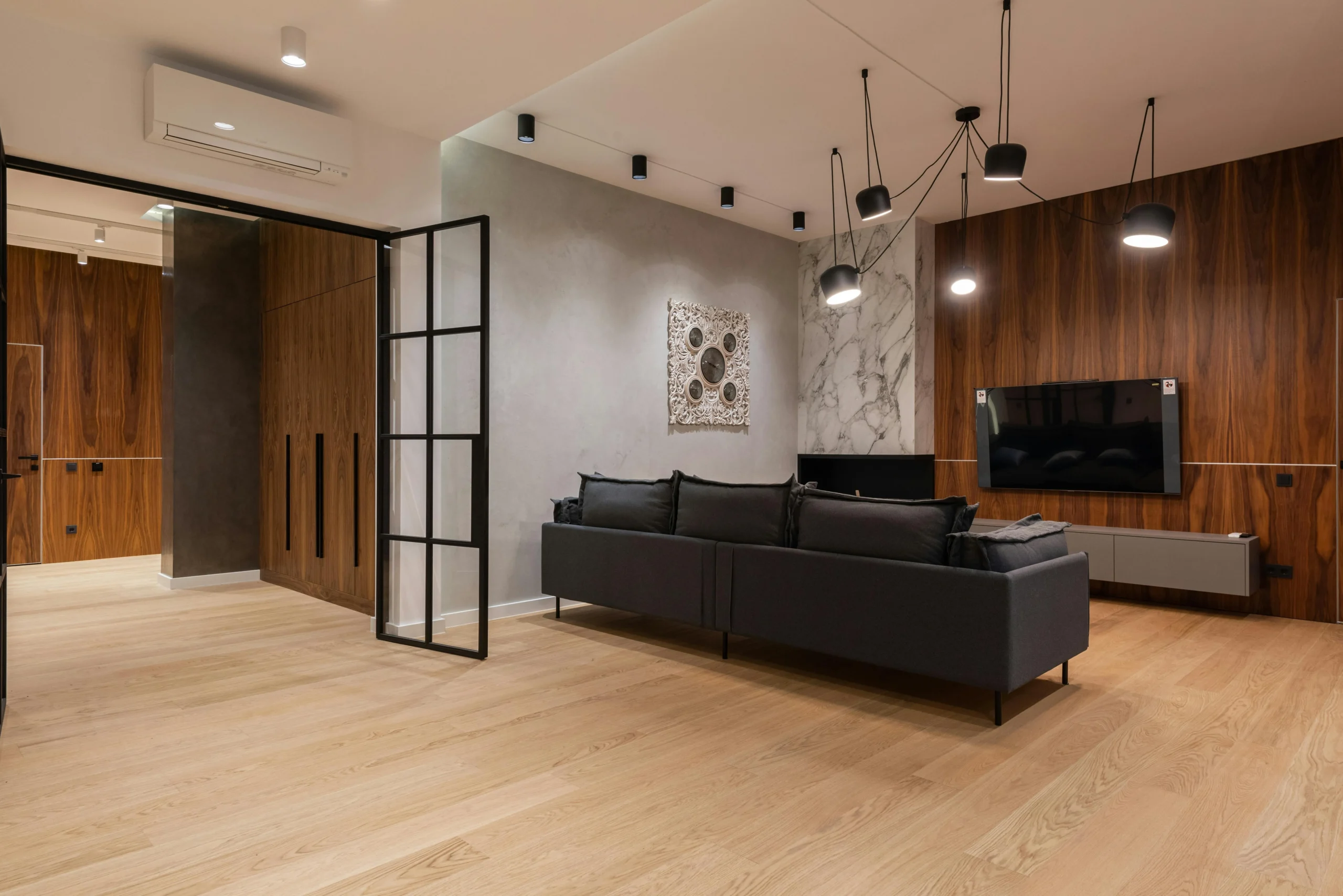 Salón Moderno con Revestimiento en Madera y Mármol 