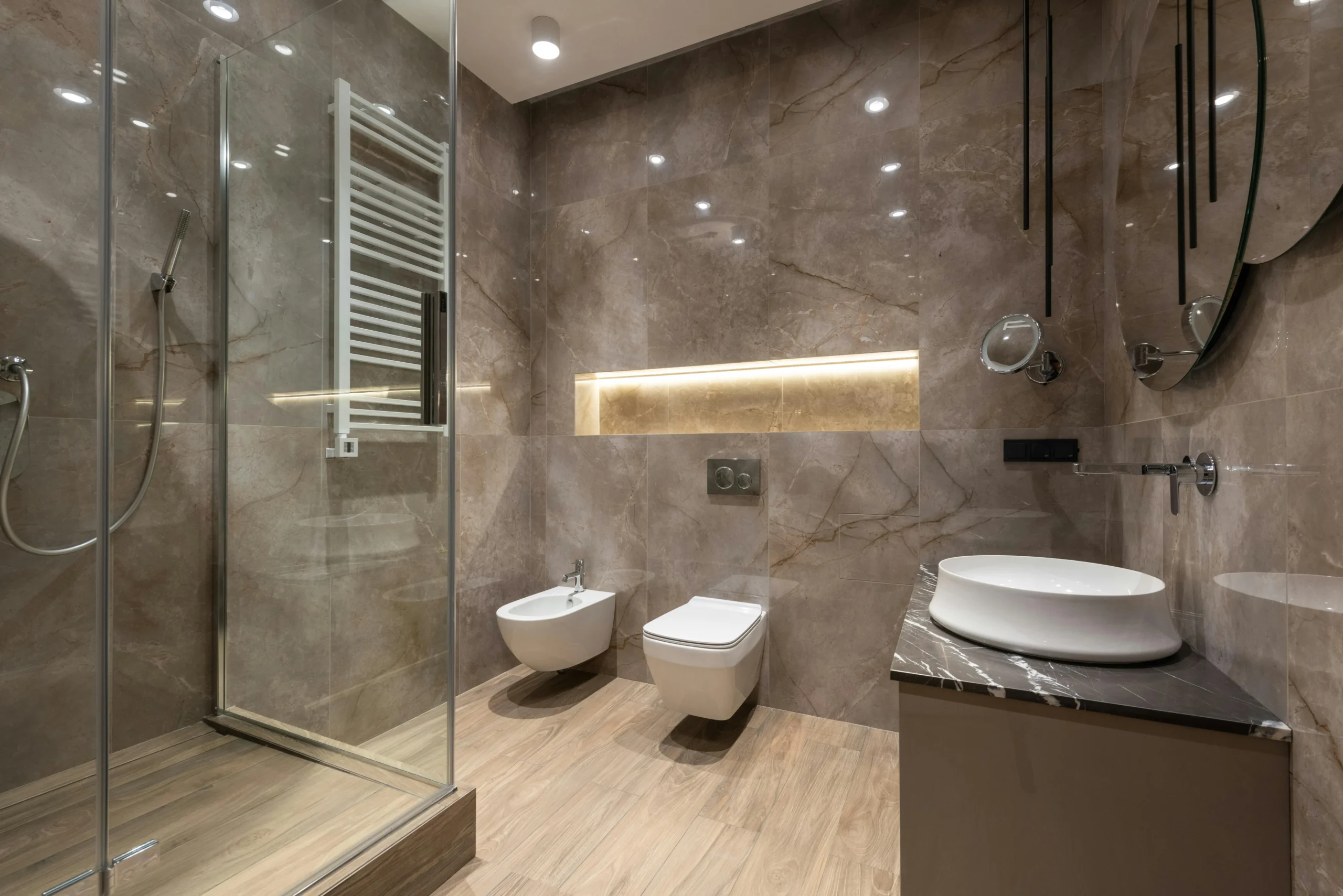 Baño Moderno con Mármol Gris y Ducha de Cristal
