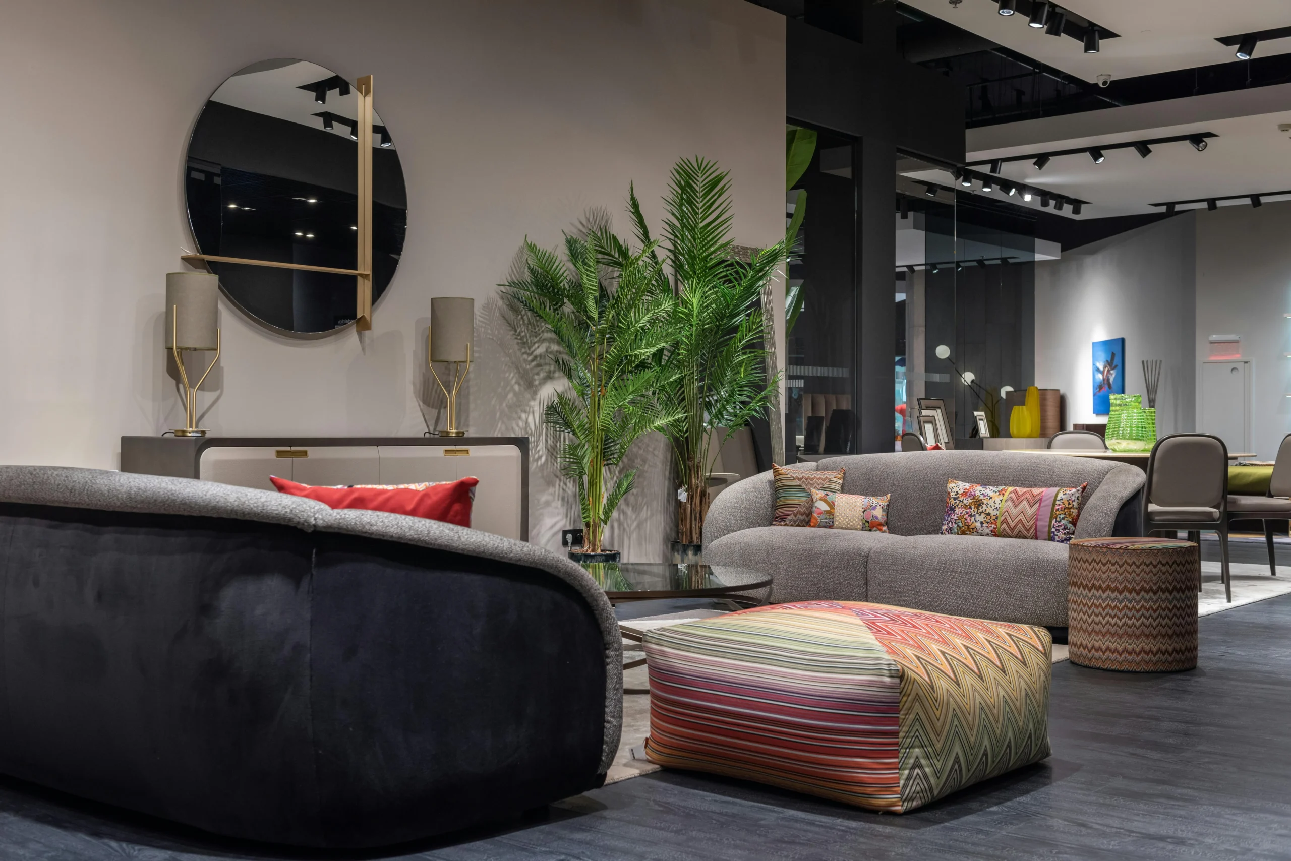 Salón Contemporáneo con Mobiliario de Autor y Toques Metálicos