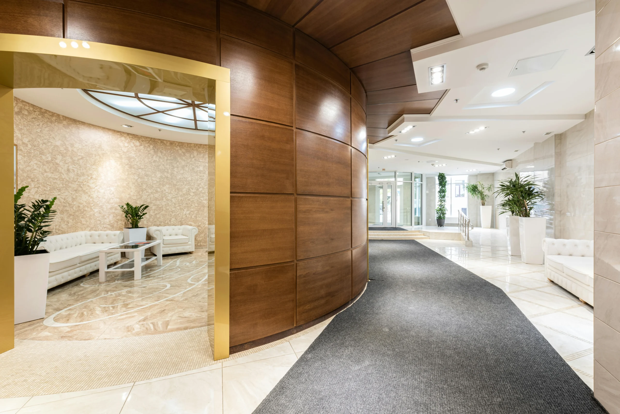 “Energy Building, Marbella” — Málaga Distribuidor de Lujo con Panelado en Madera y Acabados Dorados