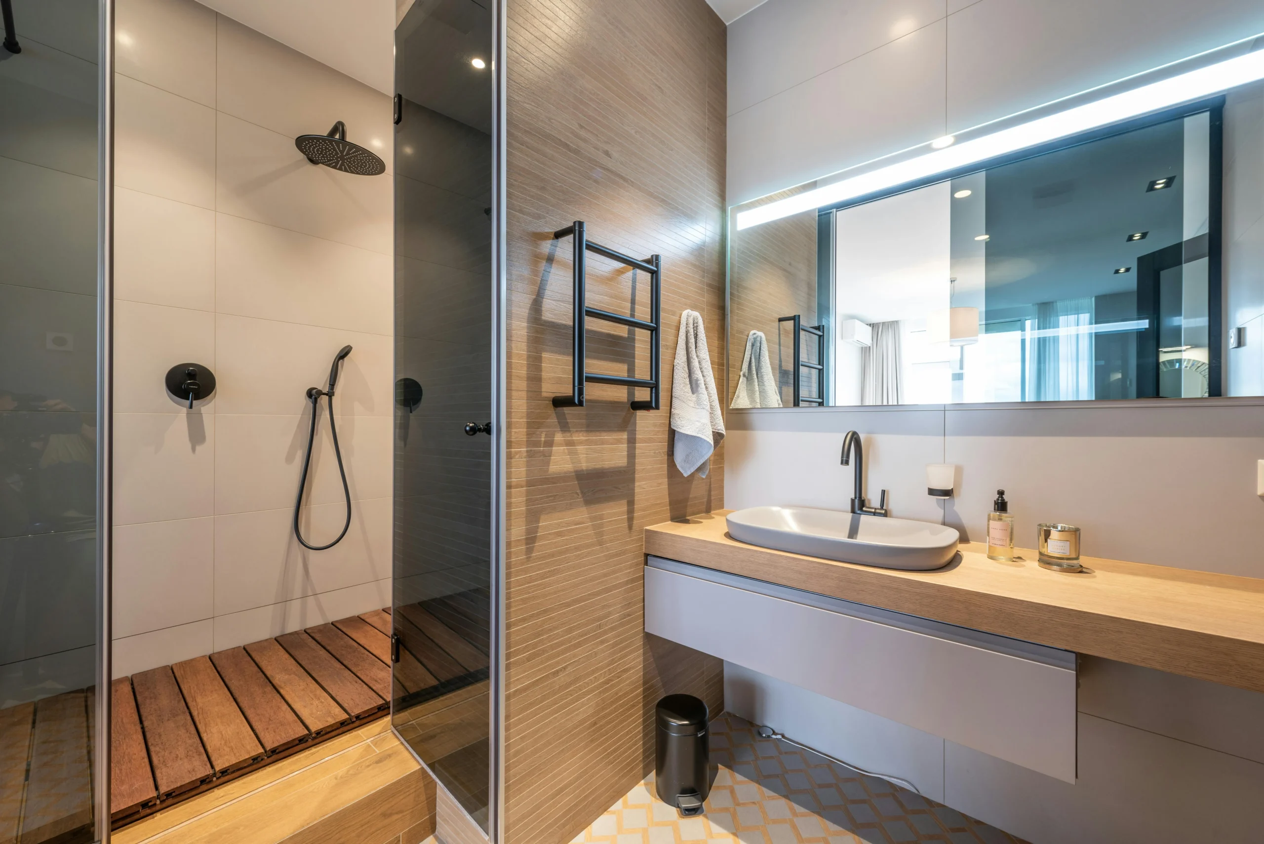 Tendencias para Diseñar Baños en 2026 Baño Moderno con Ducha de Lluvia y Grifería Negra