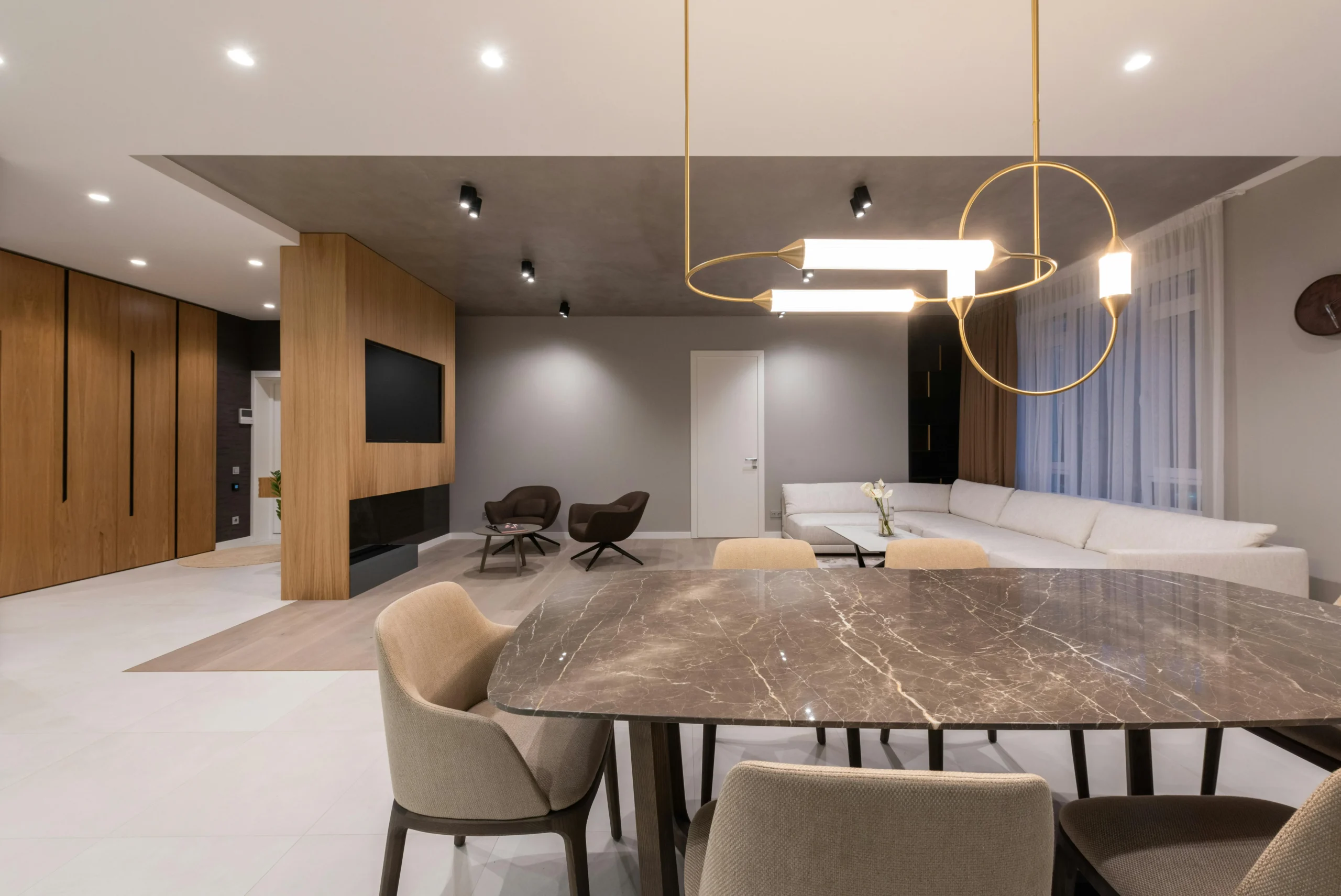 Comedor Moderno con Mesa de Mármol y Luminaria Escultural