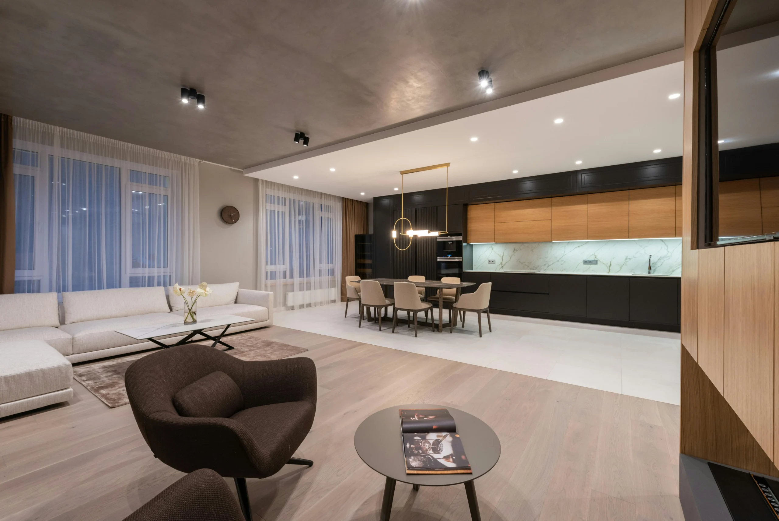 Cocina Abierta en Negro y Madera con Mármol Blanco Veteado