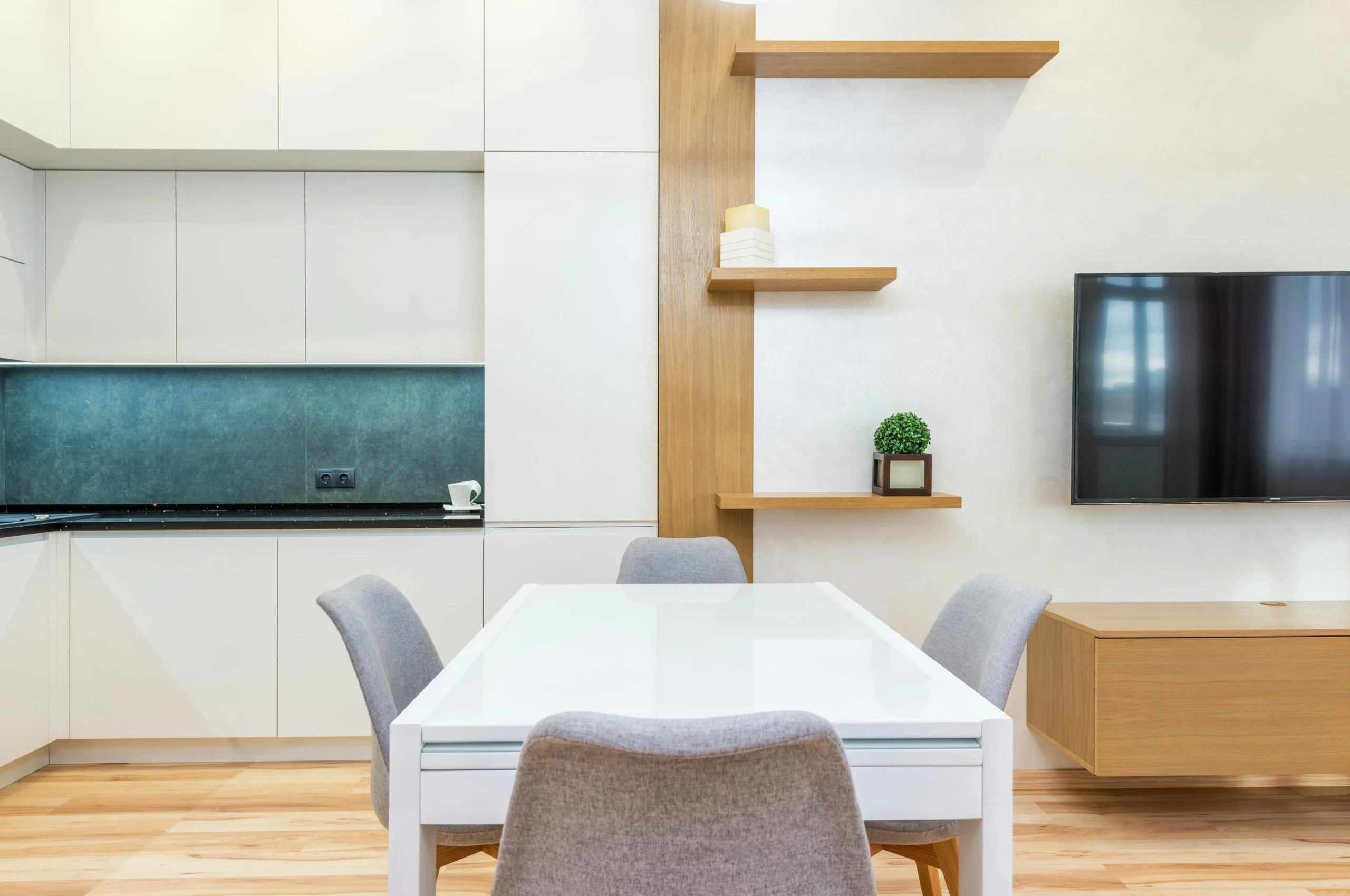 Comedor Minimalista con Detalles en Madera y Blanco Puro