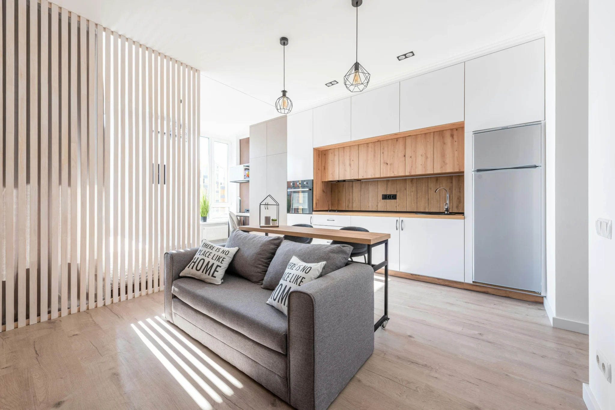 7 Estrategias para maximizar cada metro. Loft Minimalista en Blanco y Madera Clara con Toques Nórdicos con Separador de Listones