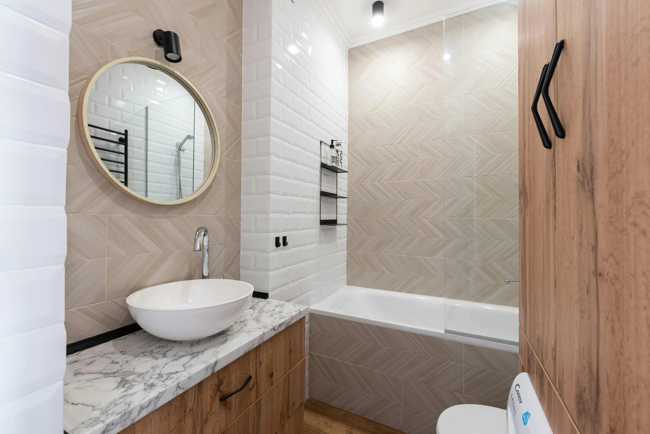 Baño Moderno con Mármol y Azulejos en Relieve