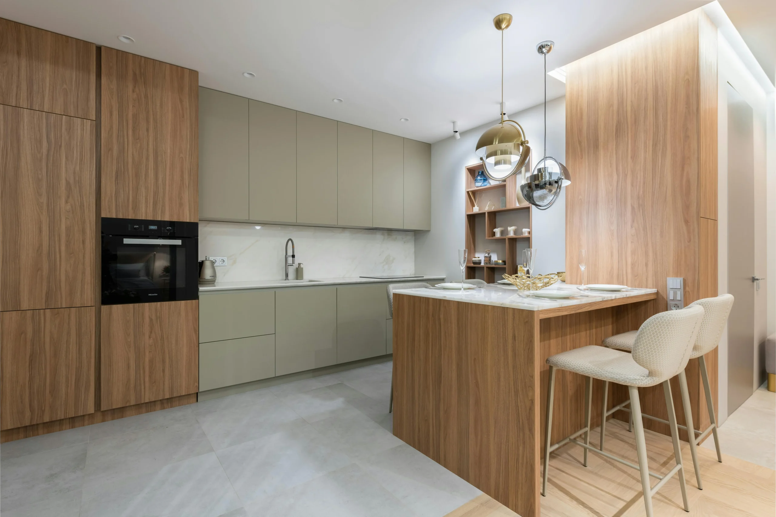Cocina abierta con Isla de Mármol y Madera