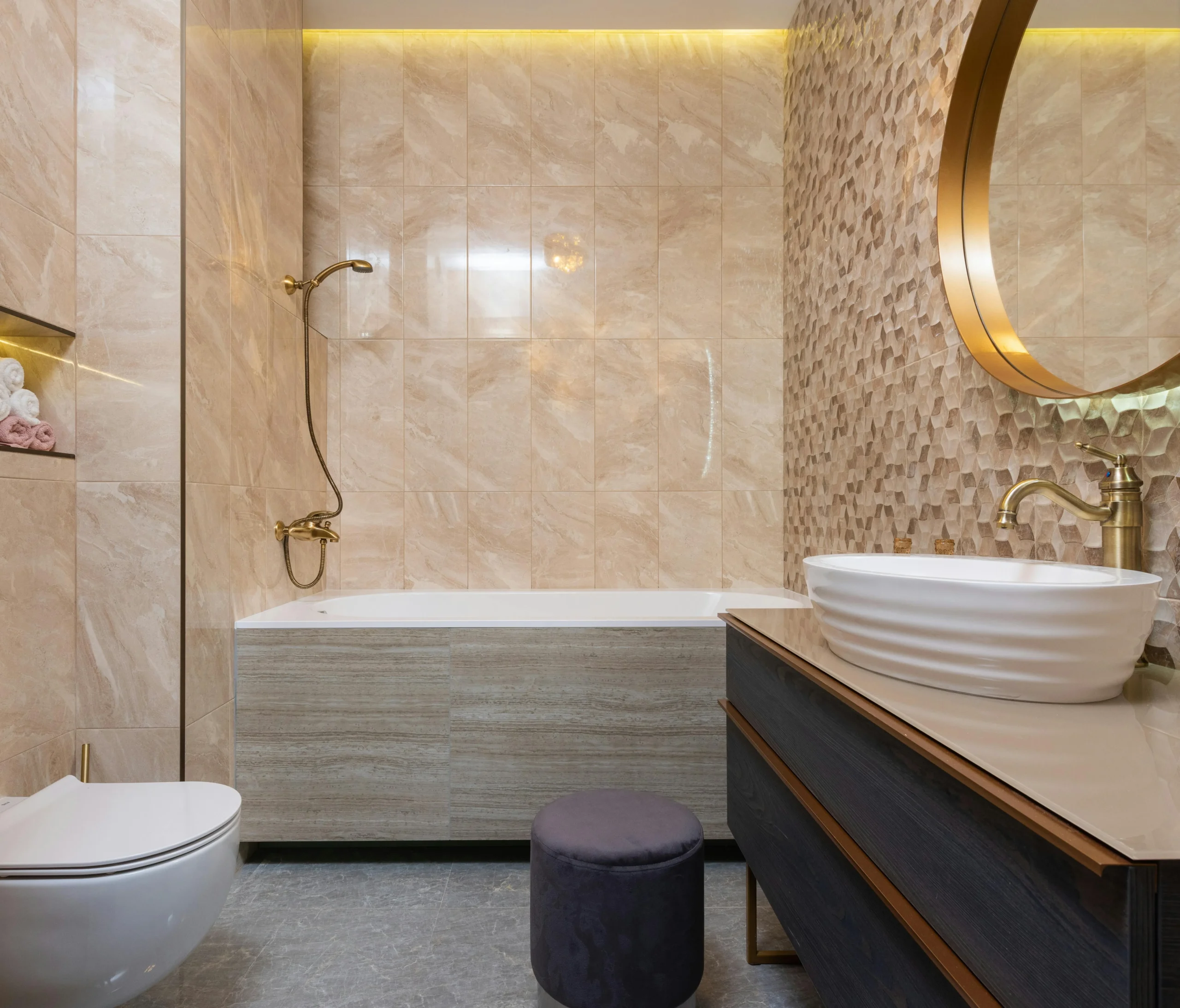 Baño en Mármol Beige con Detalles Dorados