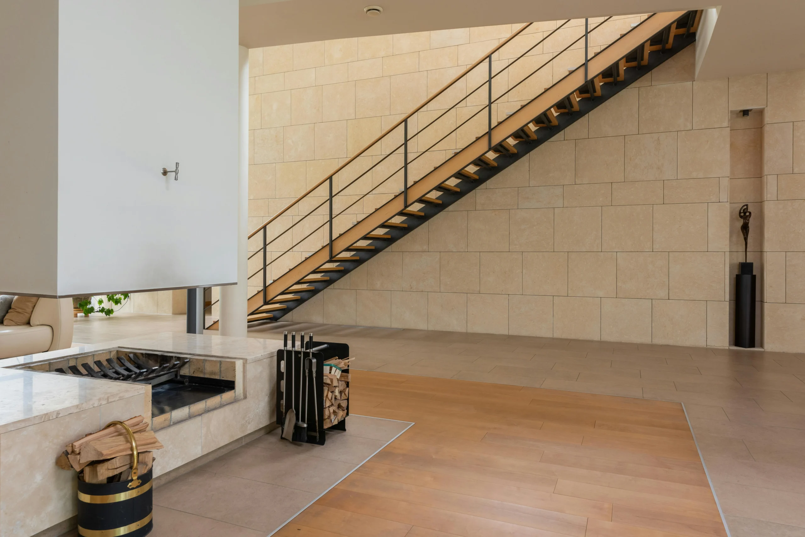 “Energy Building, Marbella” — Málaga Sala de Estar con Chimenea Abierta y Escalera de Madera