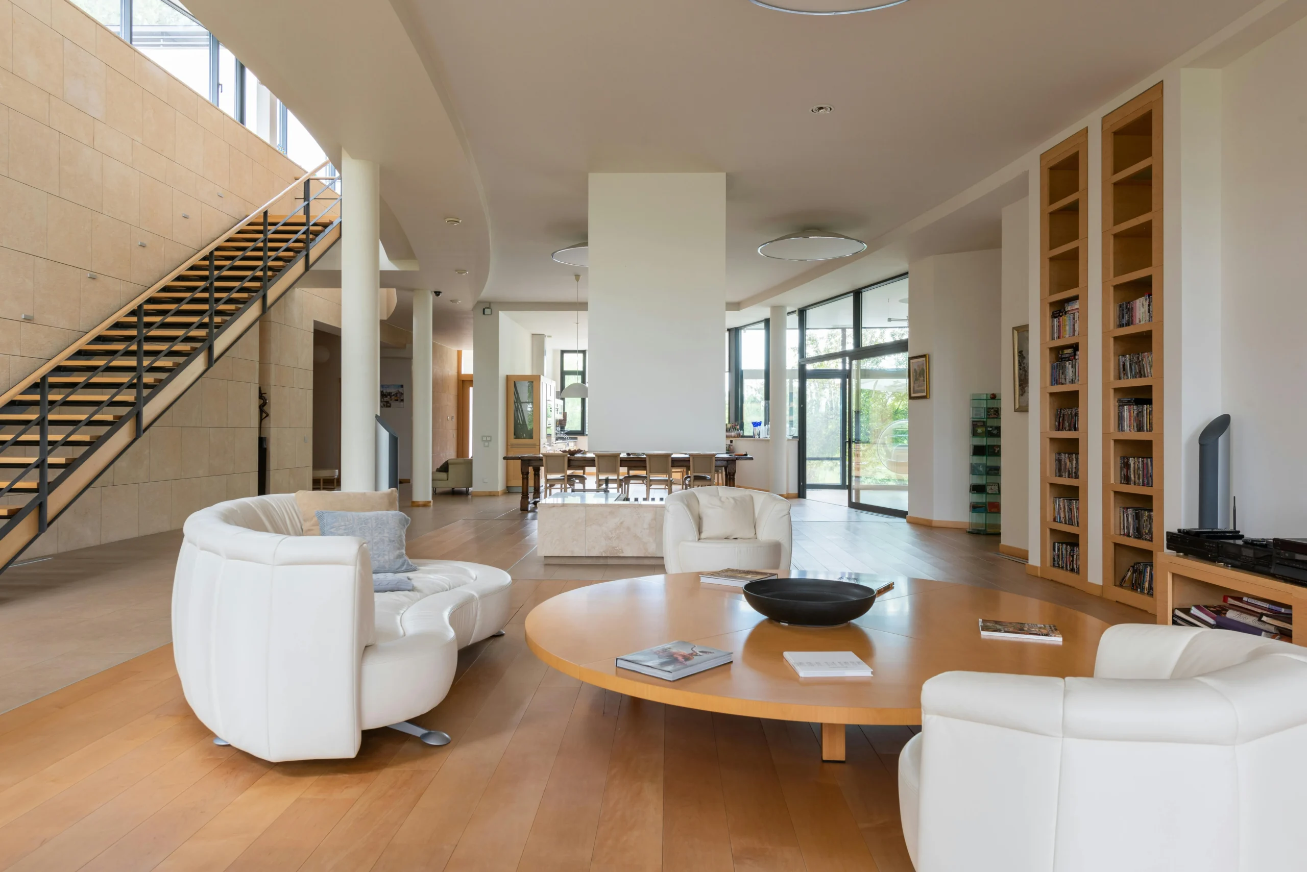 Sala-Comedor Amplio en Planta Abierta con Mobiliario de Autor