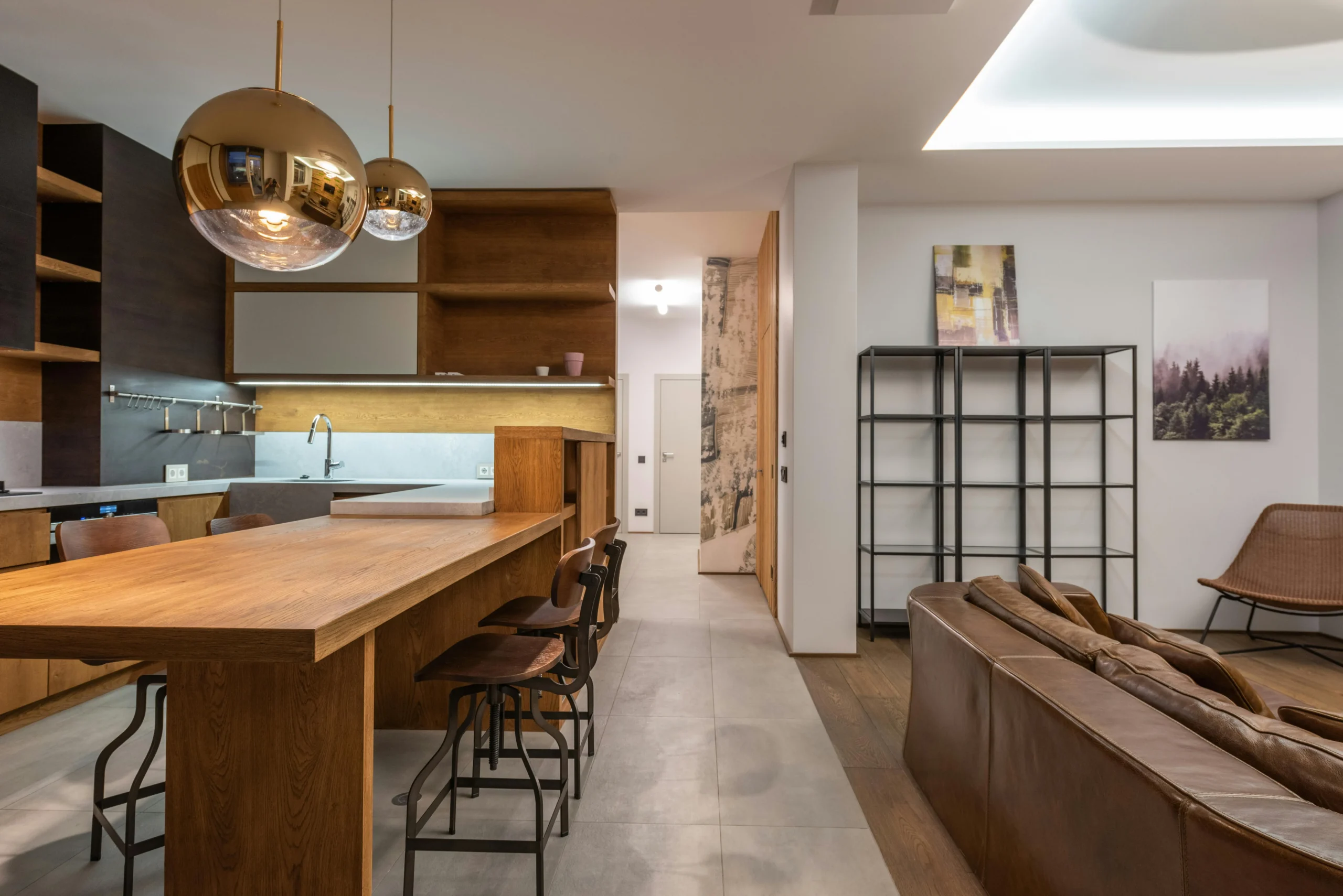 Cocina-Comedor Contemporáneo con Madera Oscura y Toques Dorados