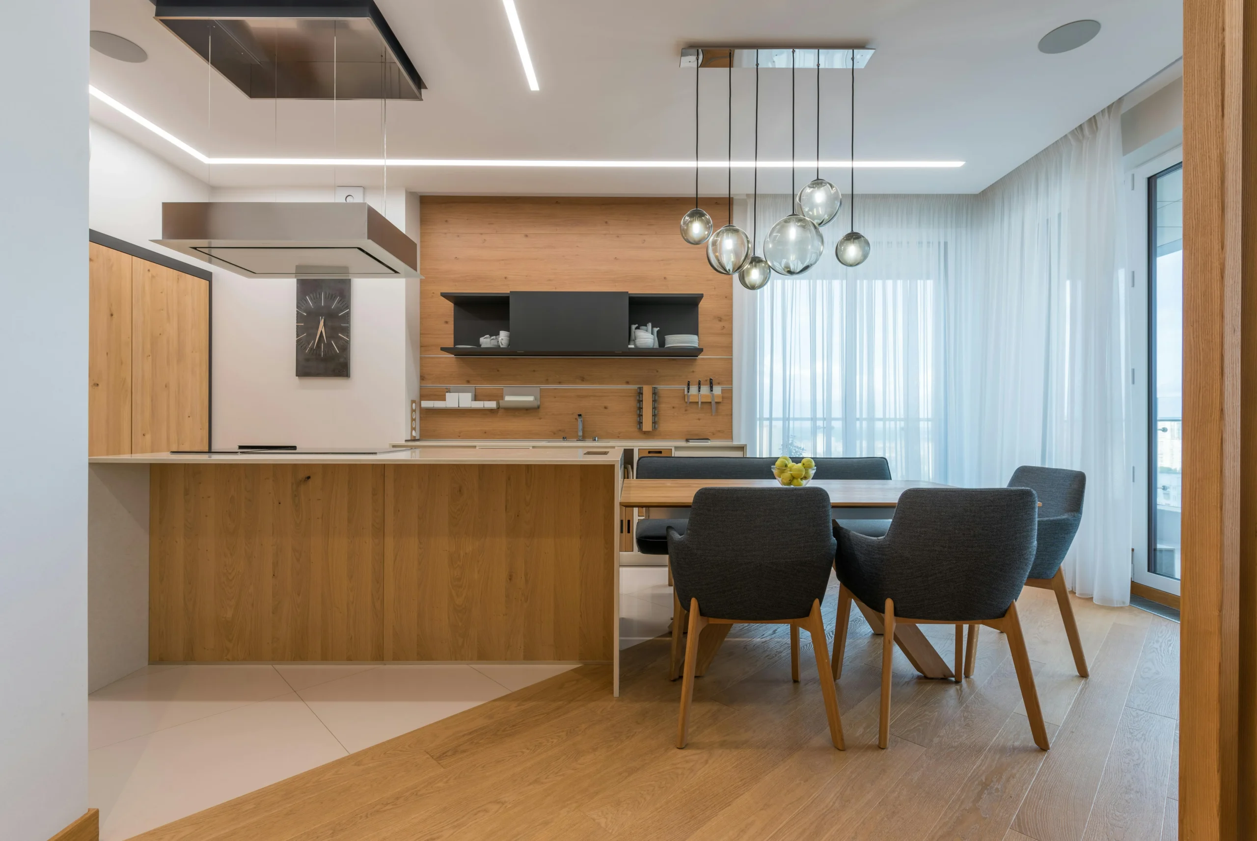 Cocina-Comedor de Madera Clara con Iluminación Escultural