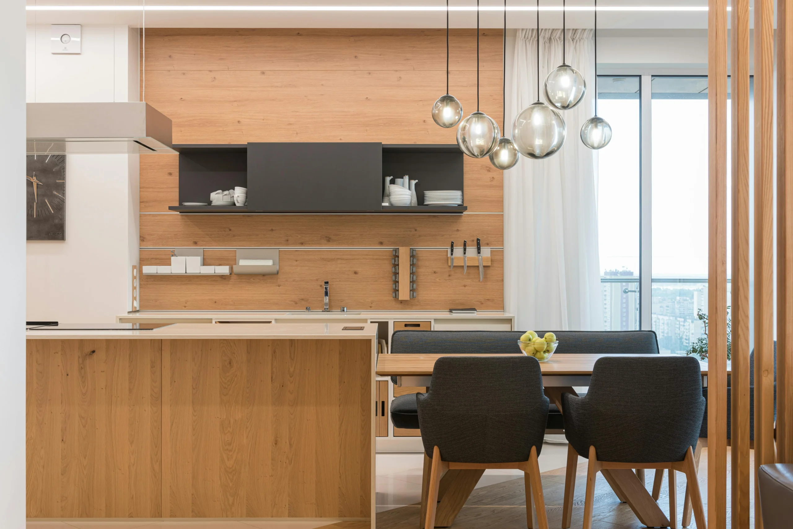 "Loft In Light" — Valencia Comedor-Cocina con Pared de Madera y Lámparas Colgantes de Esferas