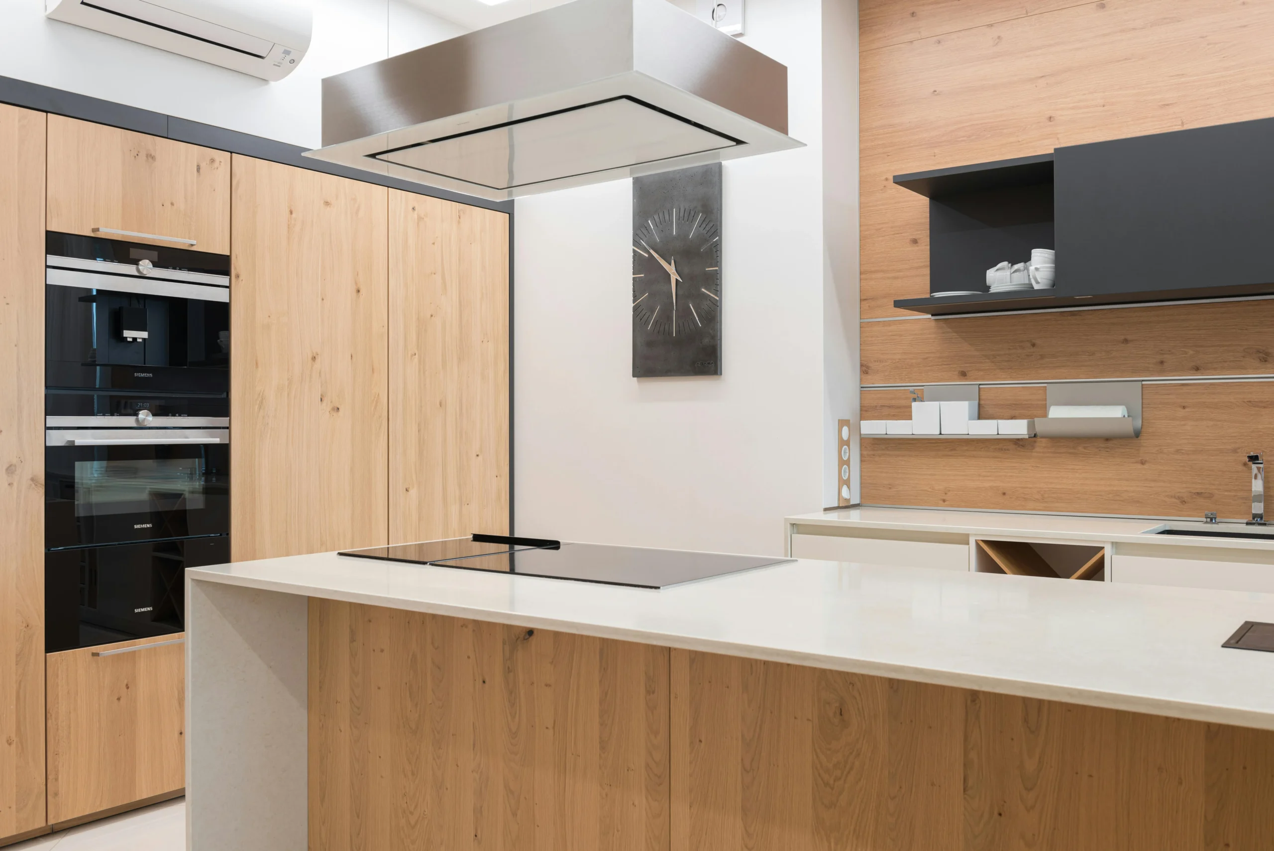 “Módulos Vivos, Lepe” — Huelva Cocina Minimalista con Isla y Panelado de Madera Clara