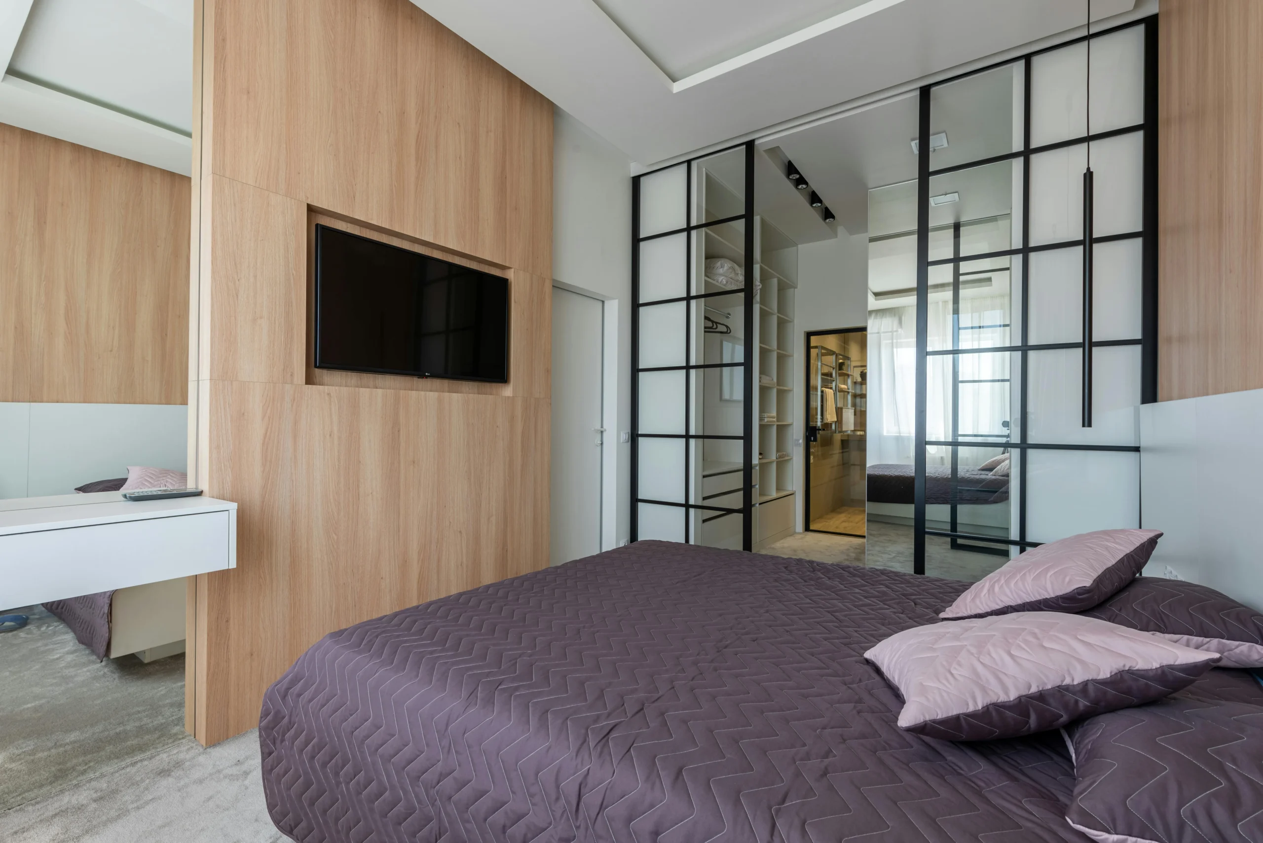 Dikigai LookBook_IMG206 Dormitorio Contemporáneo con Panelado de Madera y Puertas de Vidrio Negro
