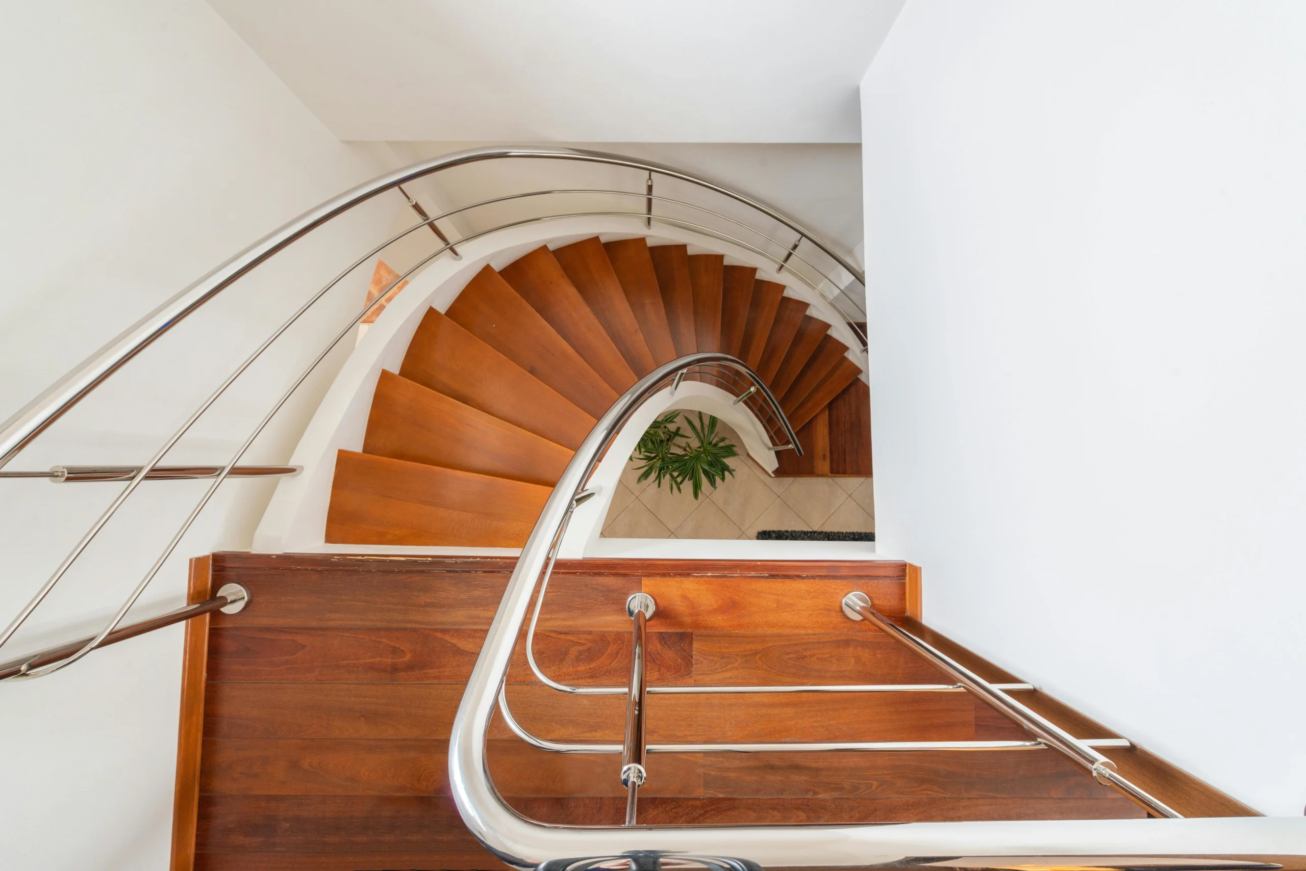 Escalera Helicoidal de Madera con Barandilla de Acero Inoxidable