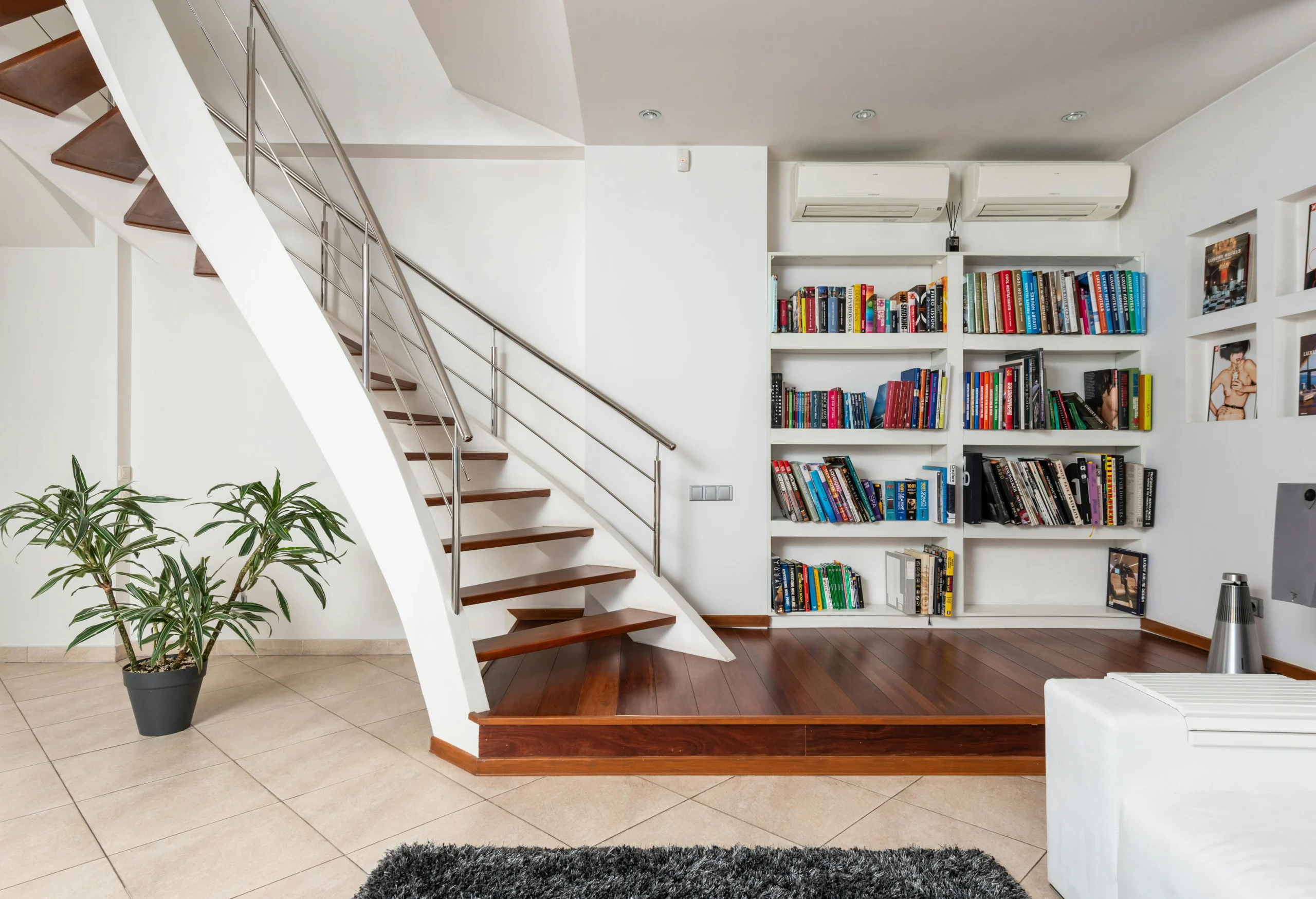 Escalera Interior con Peldaños de Madera y Biblioteca Integrada
