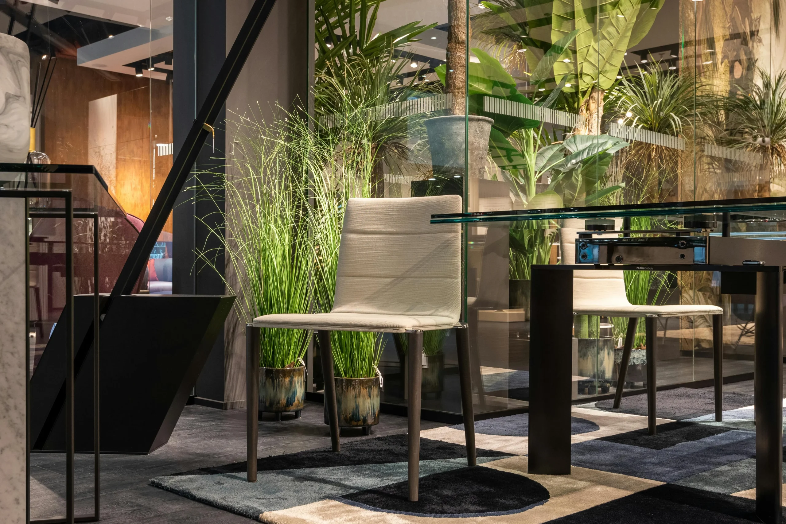 Comedor Contemporáneo con Jardín Interior y Mesa de Vidrio 