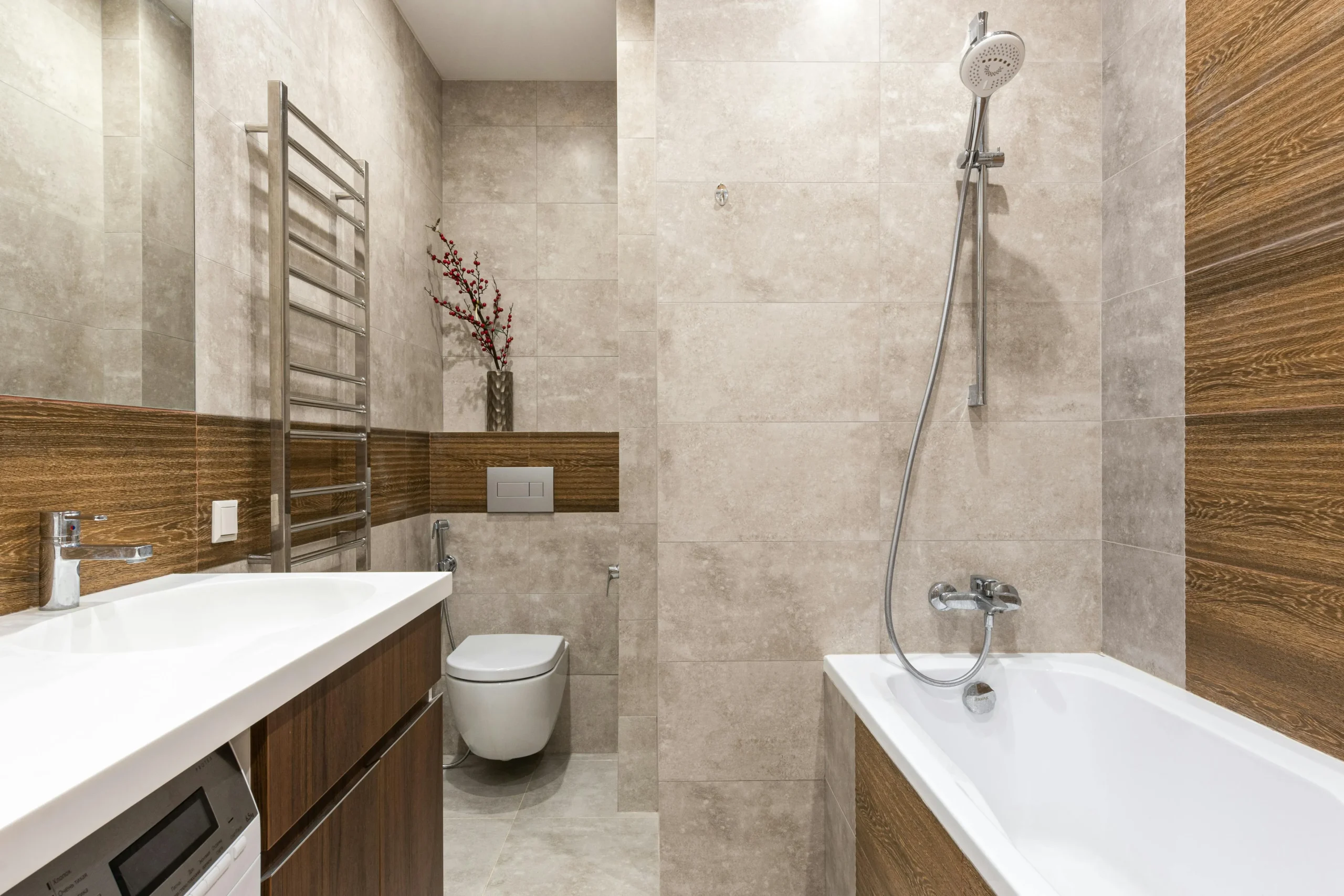 "Santa Cruz 71" — Sevilla Baño Funcional con Revestimiento Cerámico Mixto y Envolvente de Madera